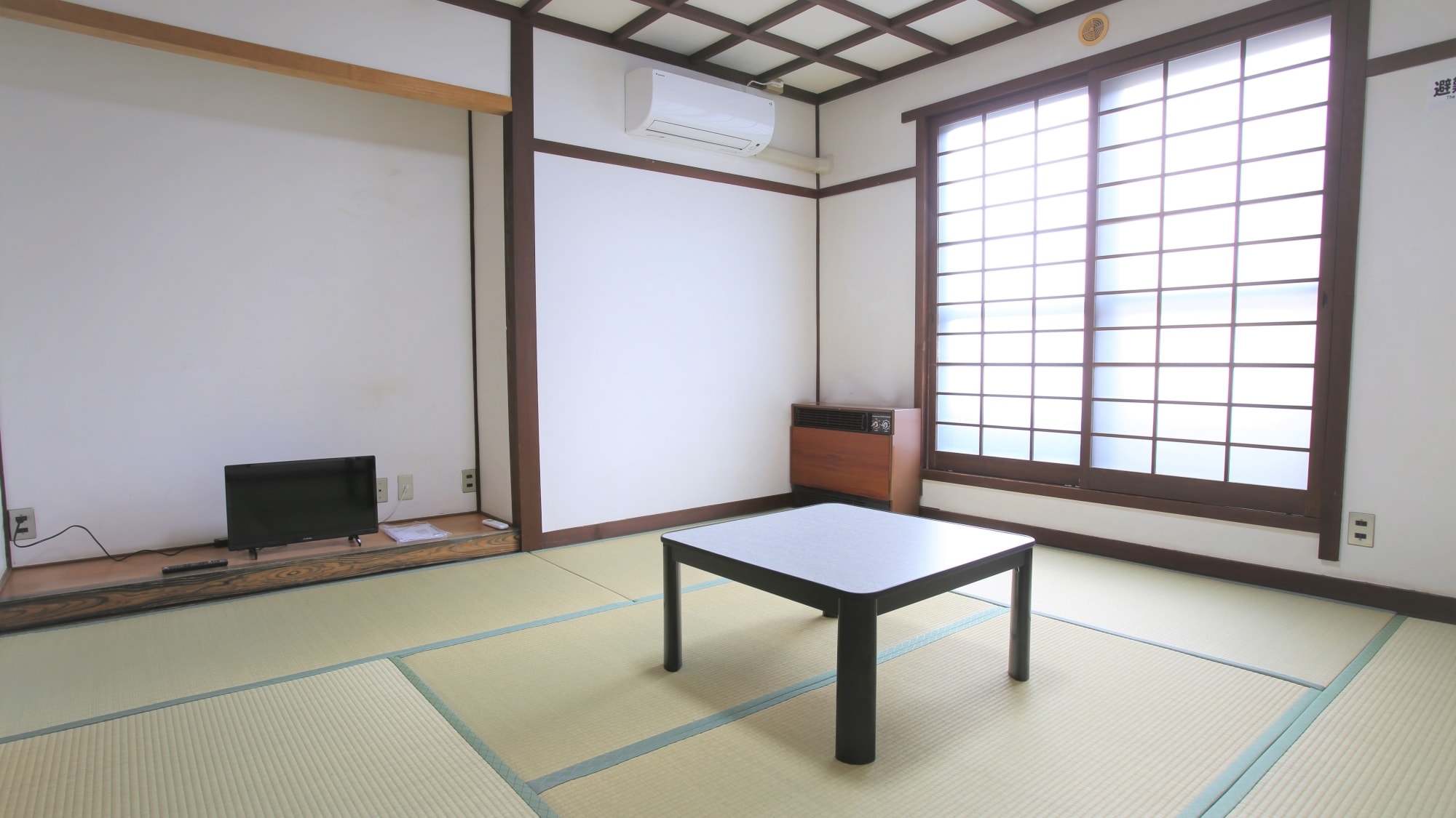 本館富谷8榻榻米房間