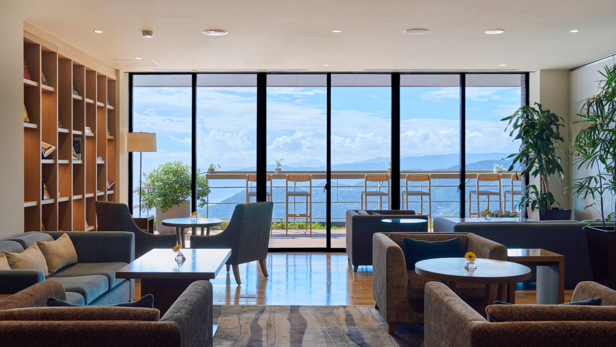 [Bay View Salon & Terrace] Free drinks are offered as a place of relaxation for overnight guests from 5pm to 7pm.