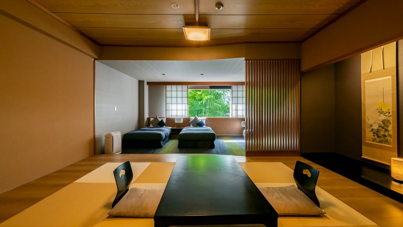 [East Wing Japanese-Western Room] Combines the comfort of a bed with the relaxation of a Japanese-style room