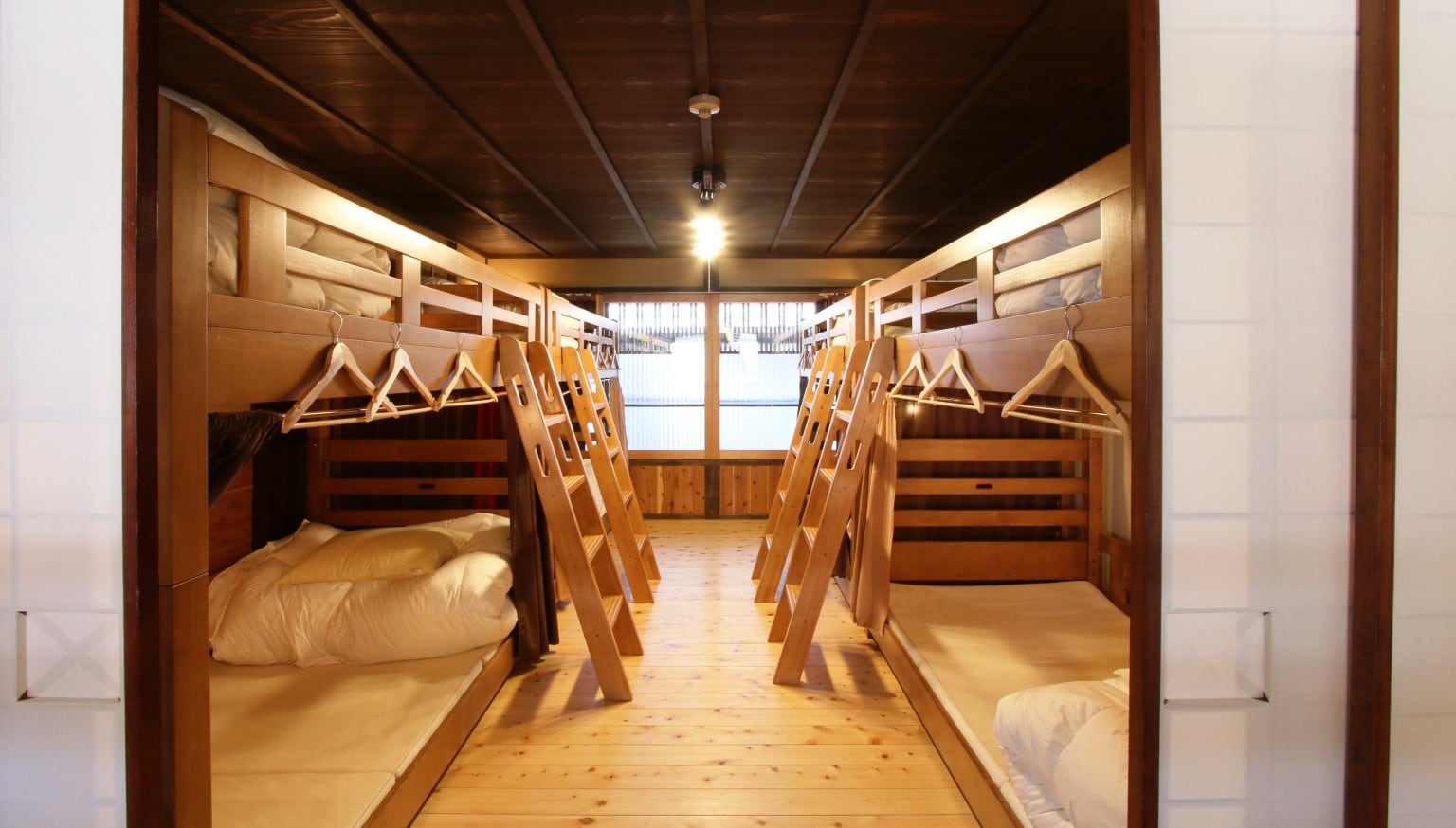 [Kamar bersama] Kamar bersama ini memiliki 4 tempat tidur susun dan dapat menampung hingga 8 orang secara total.