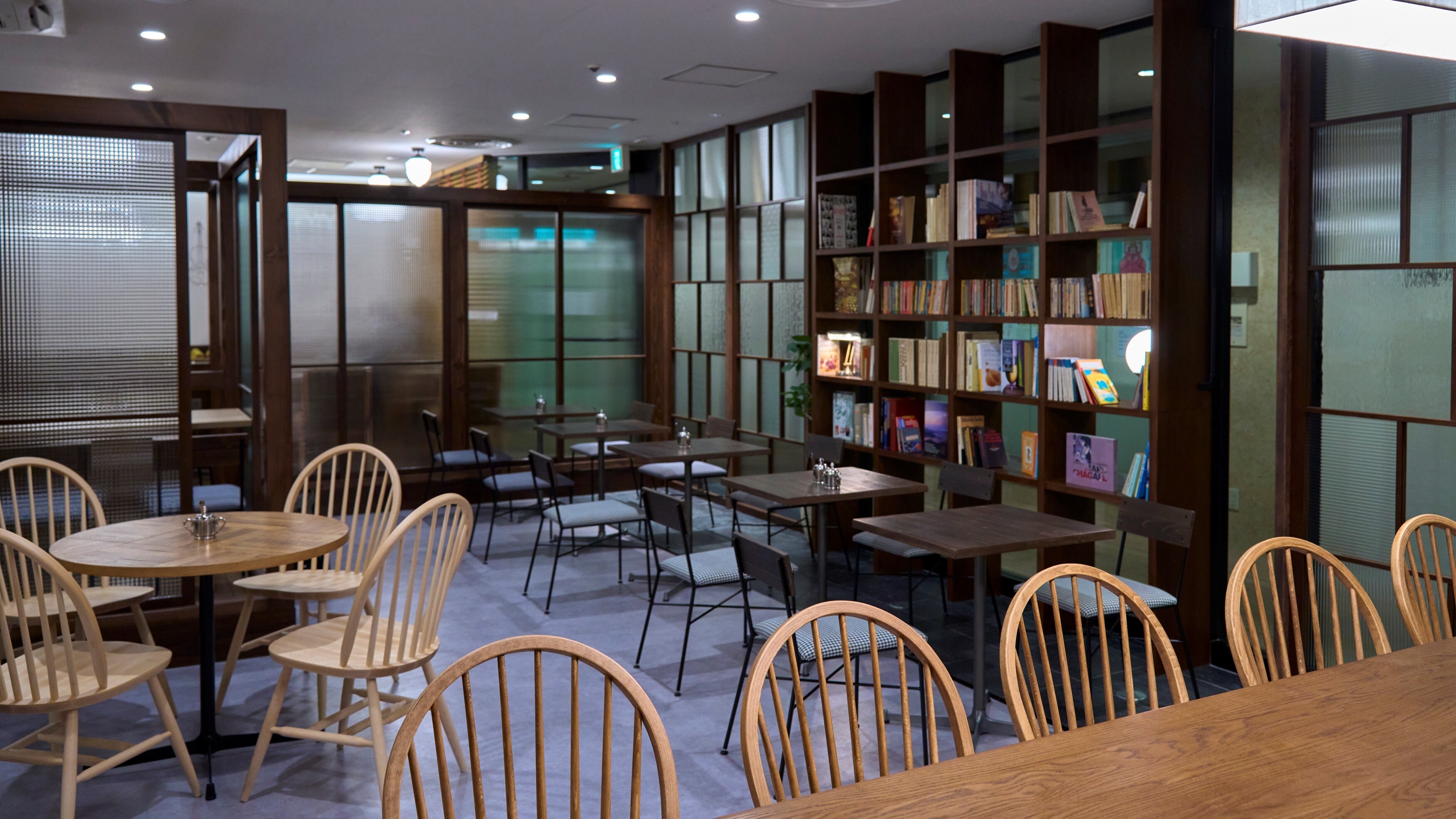 Tại Onomichi Roman Coffee, bạn có thể thưởng thức cà phê nguyên chất được pha chế cẩn thận ngay tại cửa hàng.