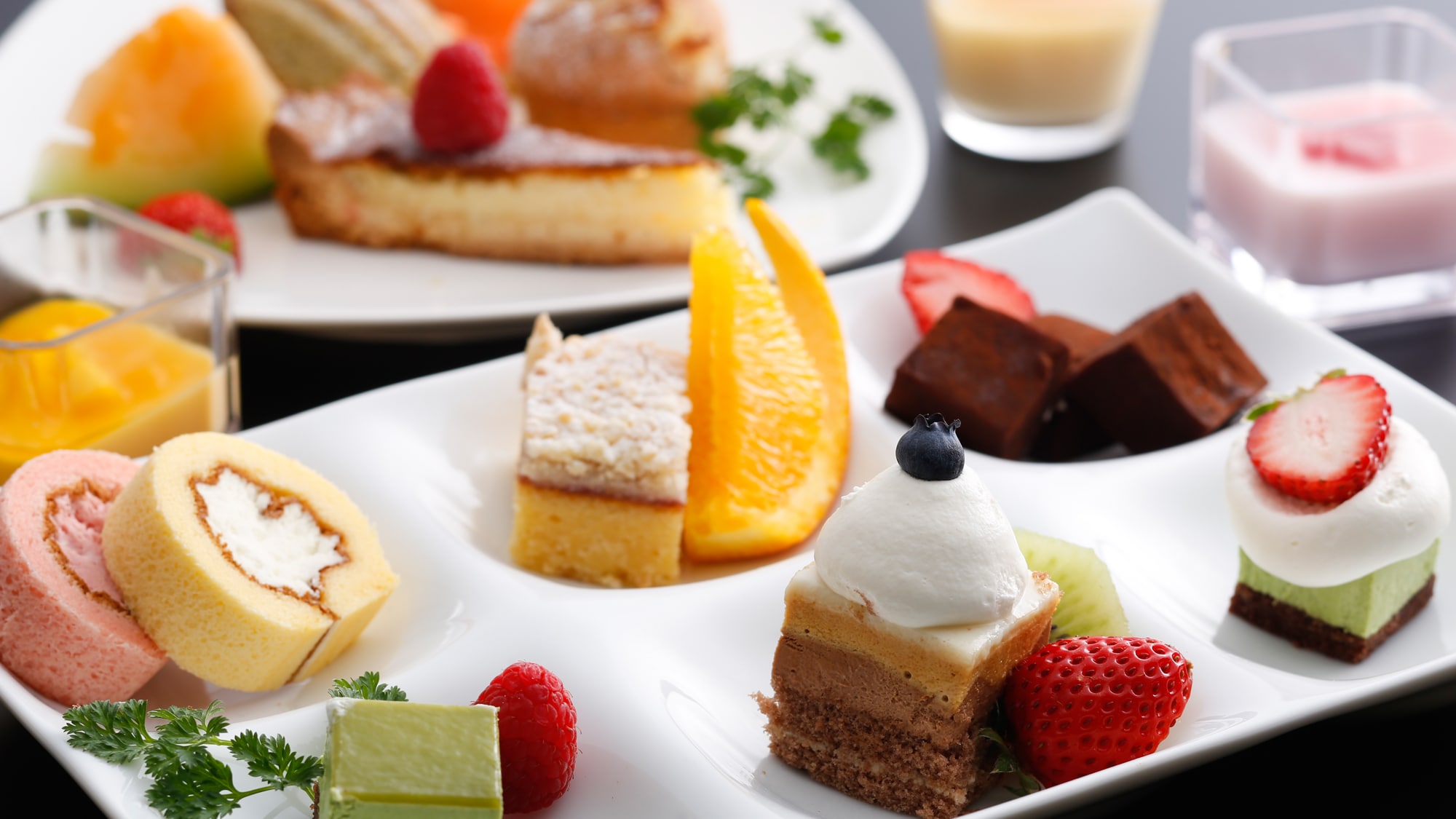 四季彩餐廳「濱房」的晚餐套餐包括由我們受歡迎的糕點師手工製作的無限甜點。