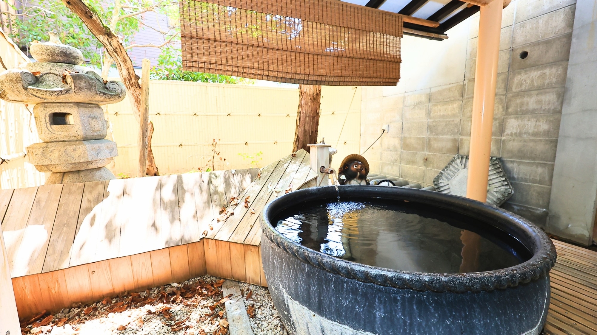 ・An elegant open-air bath made of black pottery