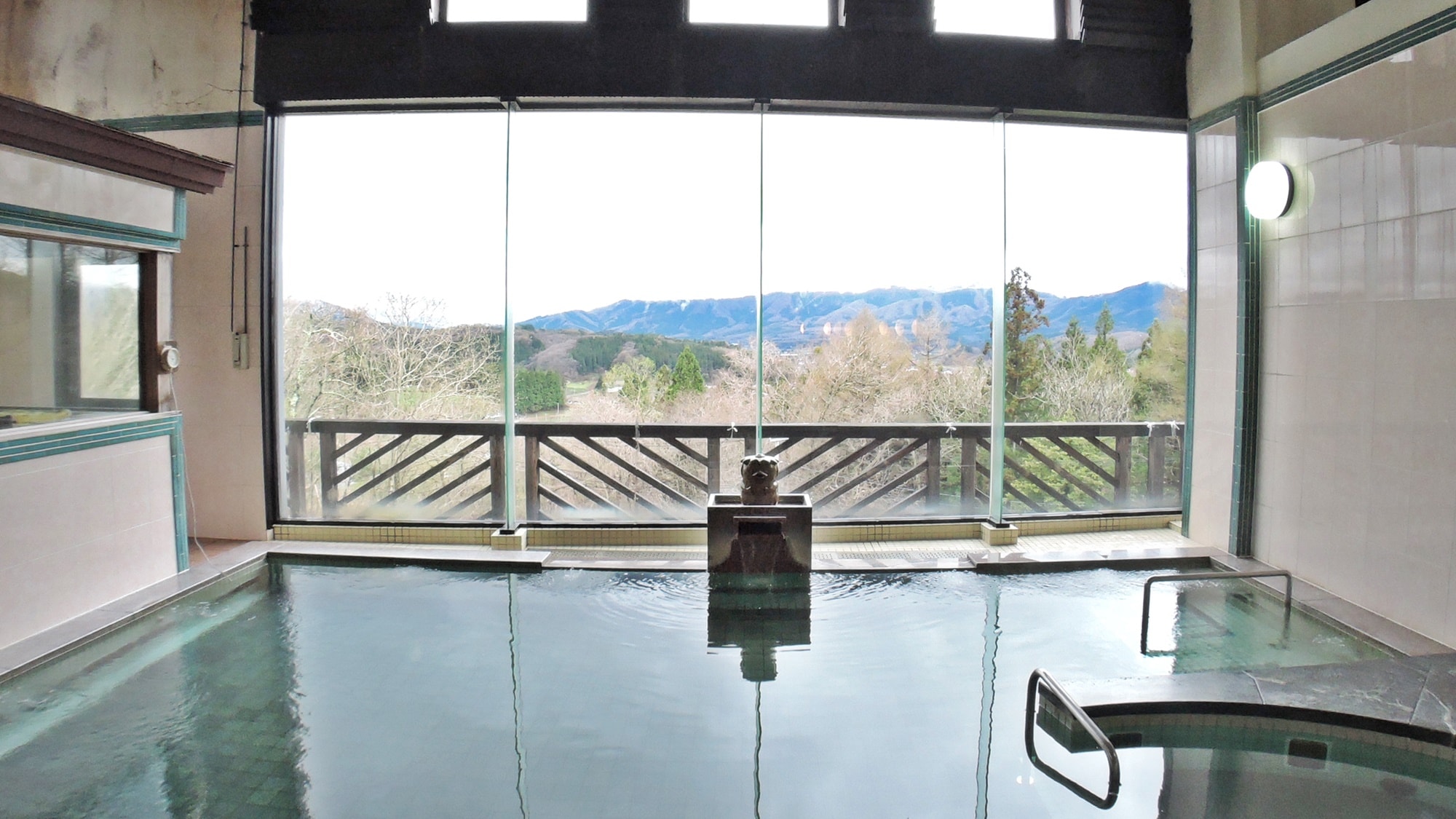 *[Bath] In addition to the large public bath, there is also a "mist hot spring" that uses steam and a sauna.