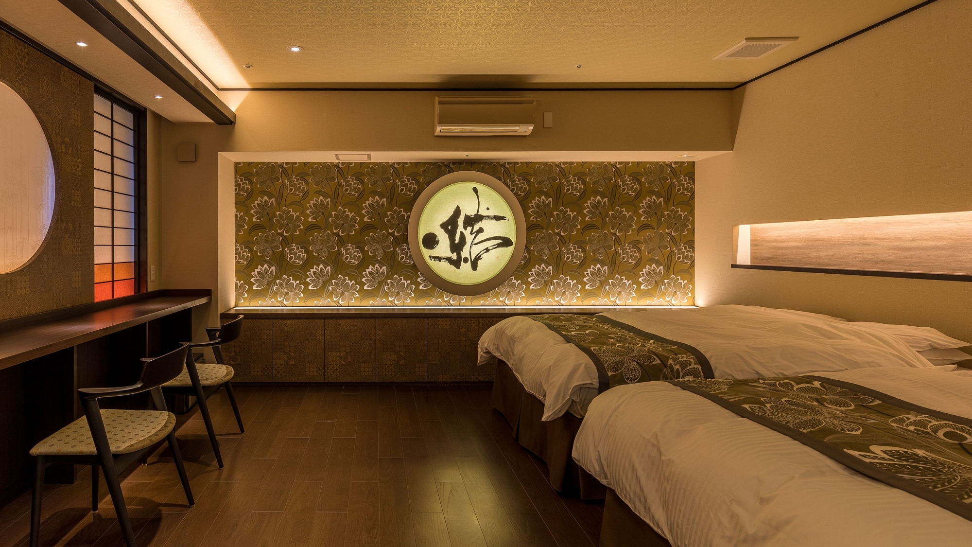 Barrier-free Japanese-Western room with semi-open-air bath