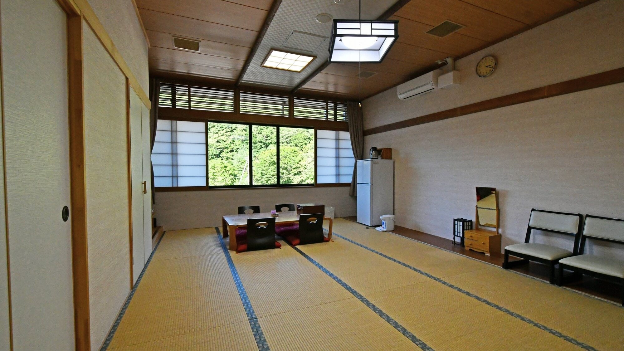 [Relaxed Japanese-style room Sazanami] A spacious 17.5 tatami room. Perfect for groups or trips with three generations.