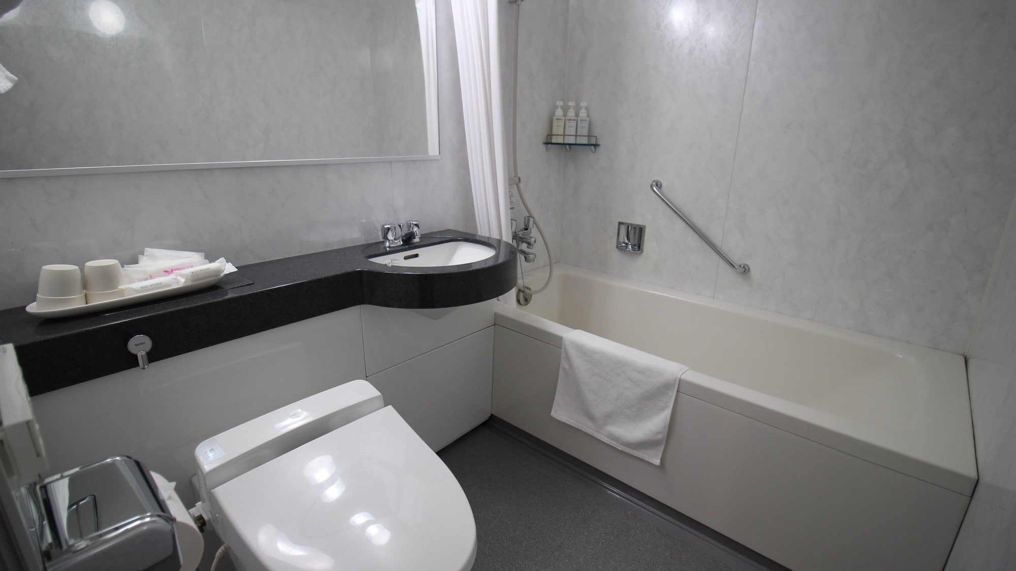 *[Western-style unit bath (twin)] A unit bath type with a bathtub.