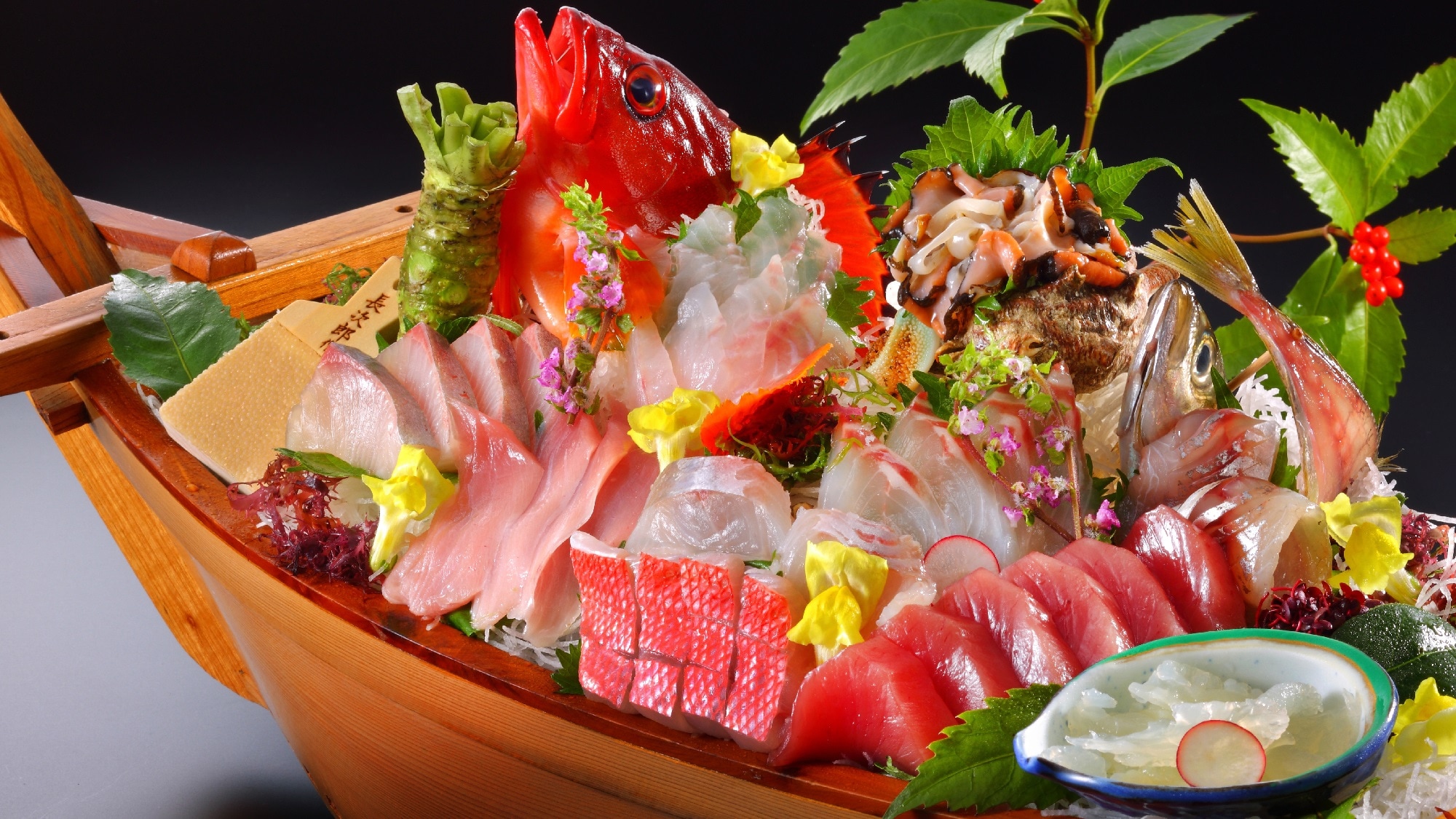 A boat-shaped platter of only fresh, seasonal fish ☆No frozen ingredients are used at all ☆