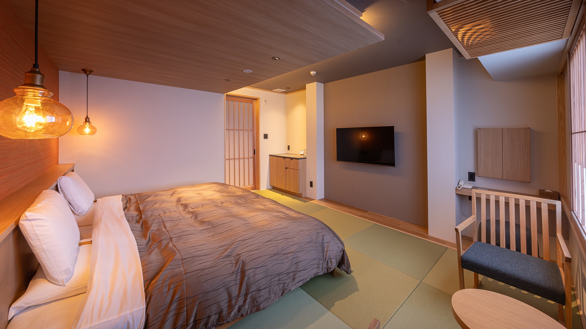 A luxurious stay for small groups, featuring beds that are designed with comfort in mind. Relax in a king-size double room.