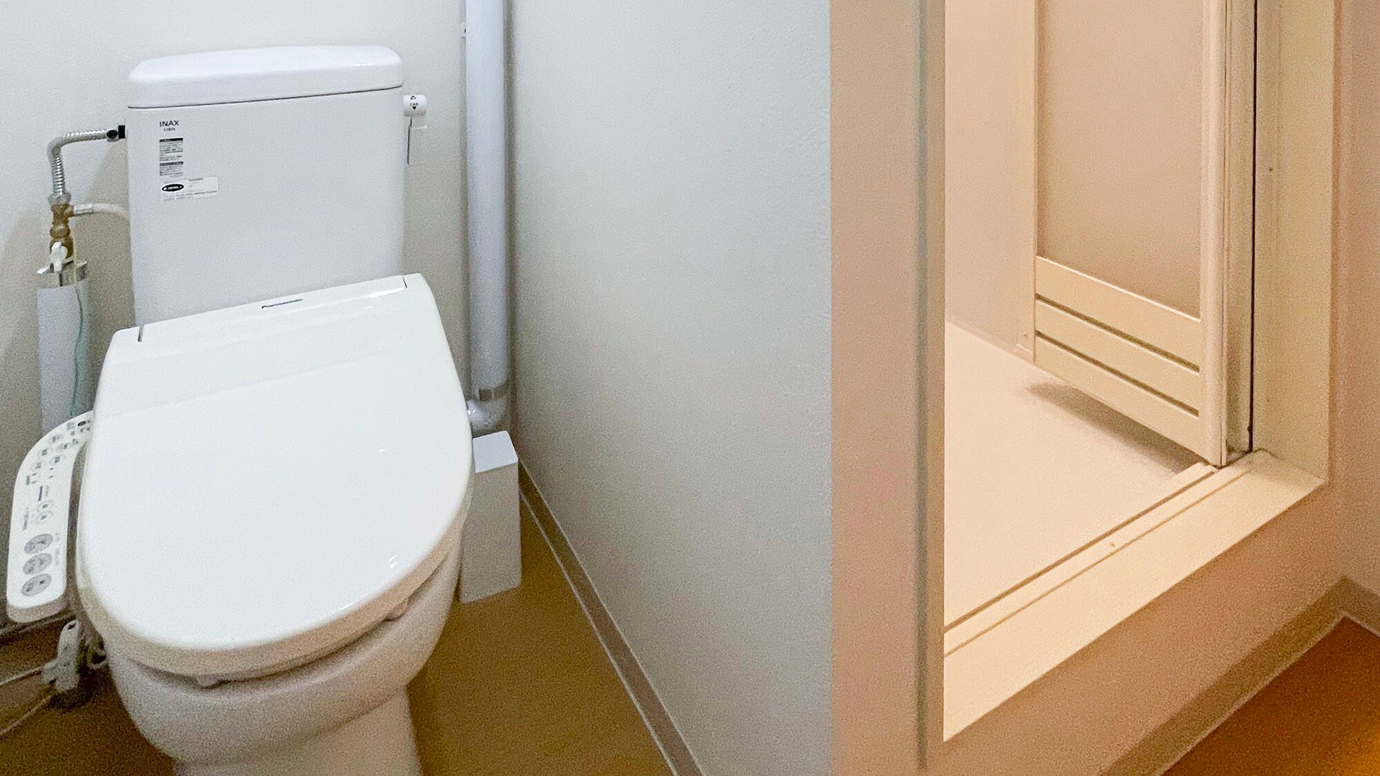 ・[Lodge/4 beds] There is a shower room and toilet in the room.