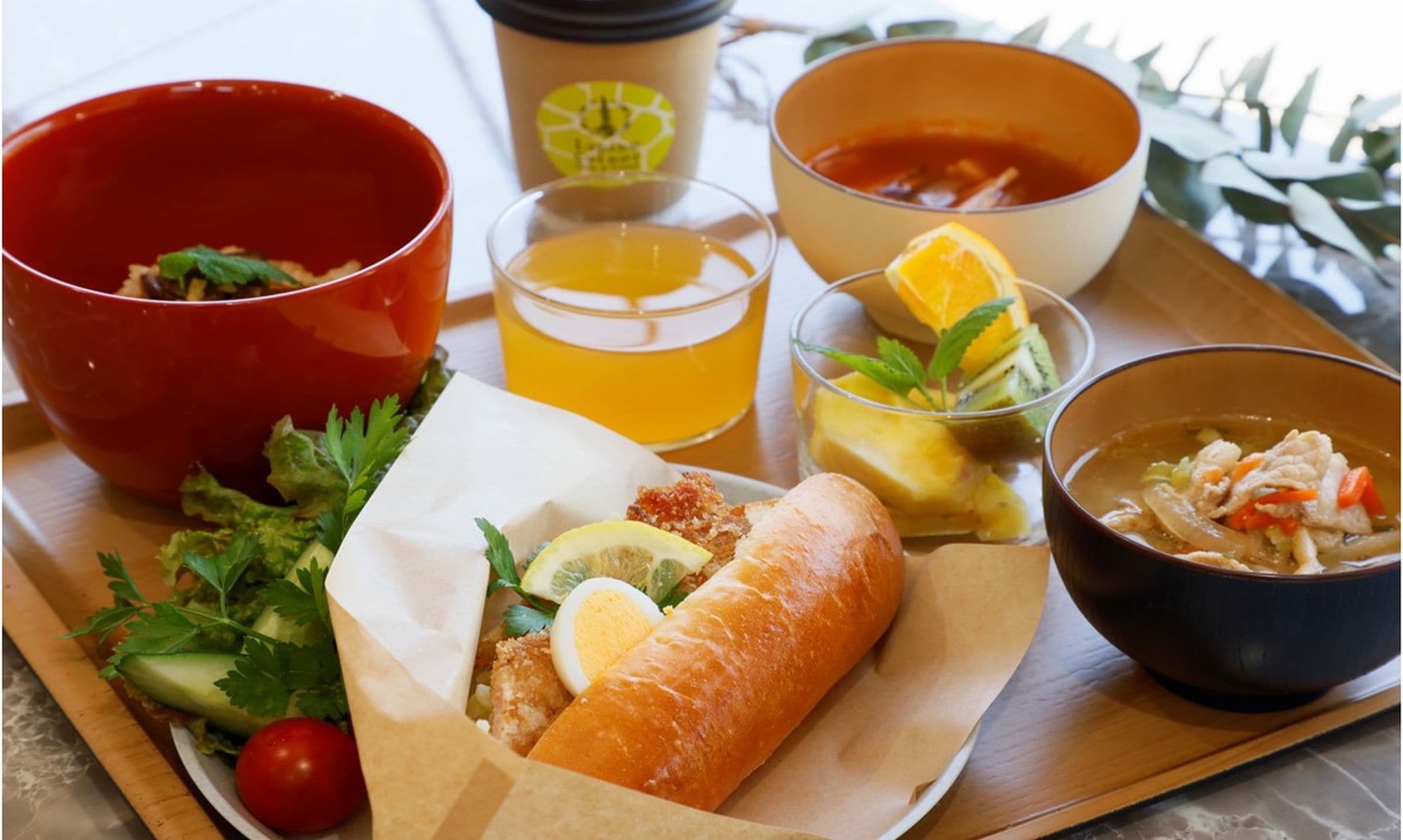 Ví dụ về bữa sáng bán tự chọn: Bánh mì tự làm với bánh sandwich cốt lết heo Yaga và các món ăn Nhật Bản và phương Tây chế biến từ nguyên liệu địa phương tại một quán cà phê nhìn ra Lâu đài Takeda