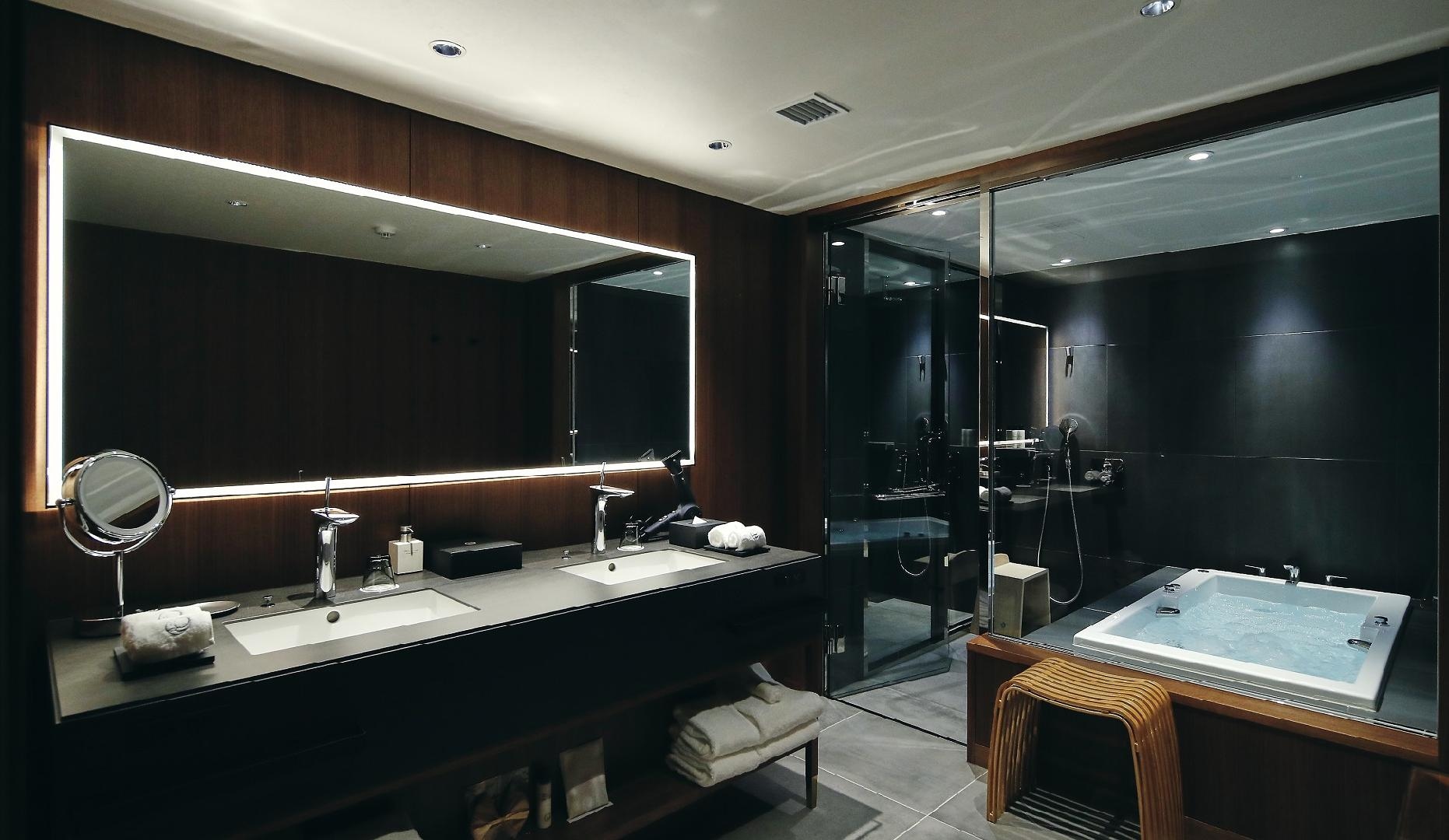 Junior Suite: Bathroom