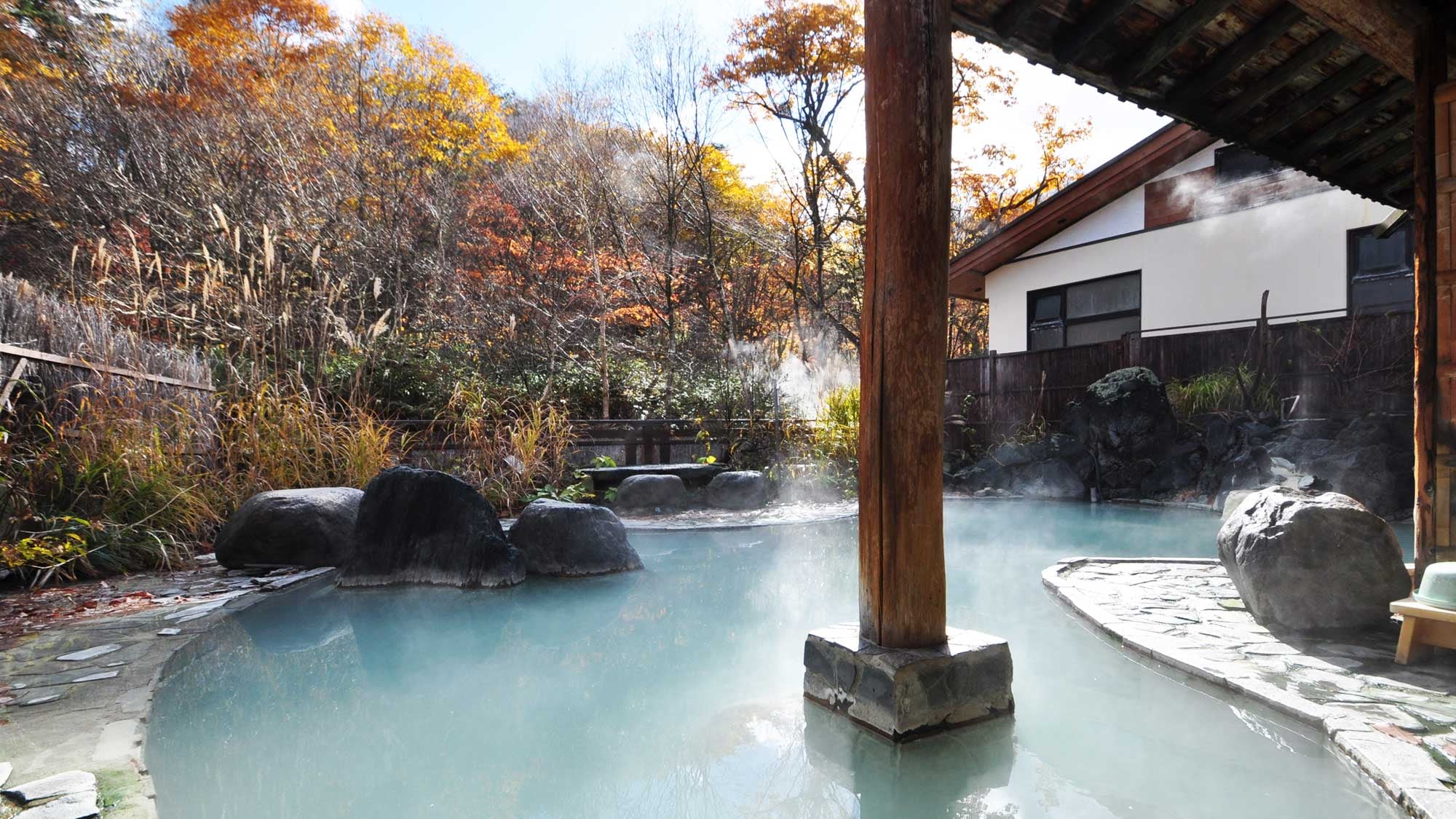 [Mixed-bathing open-air bath] From the women's changing room side
