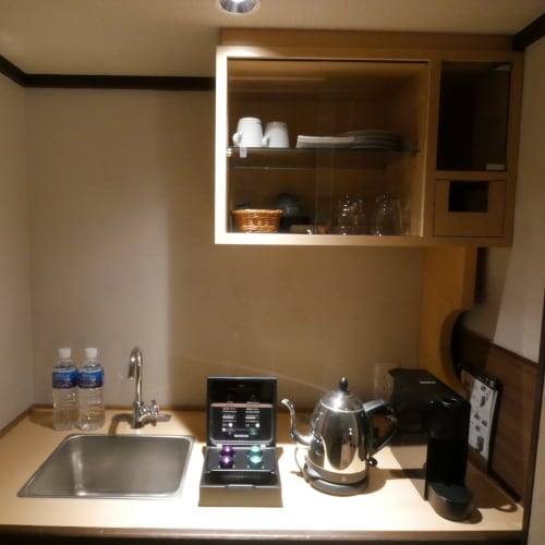 An example of a modern Japanese-style room with a hot spring