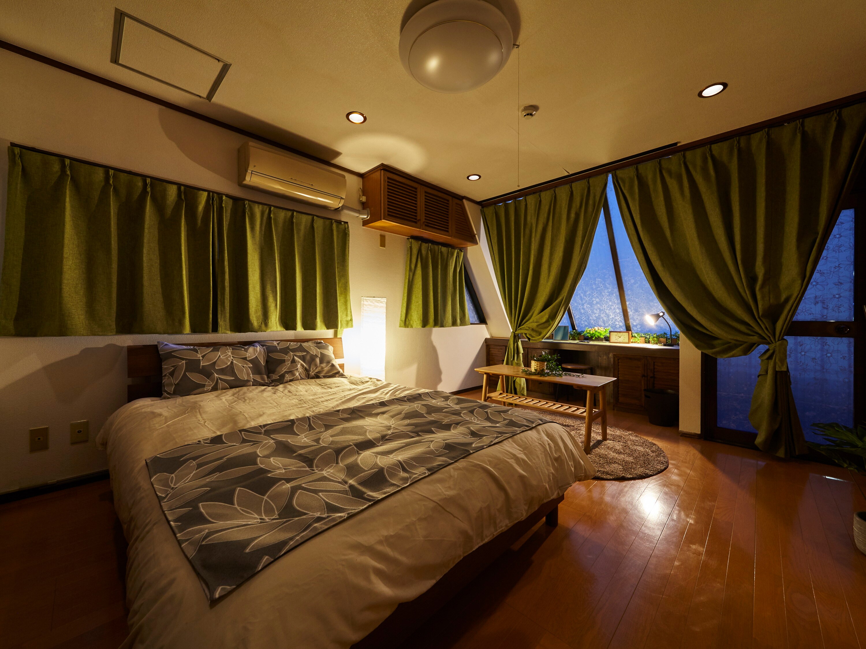 5th floor bedroom (night)