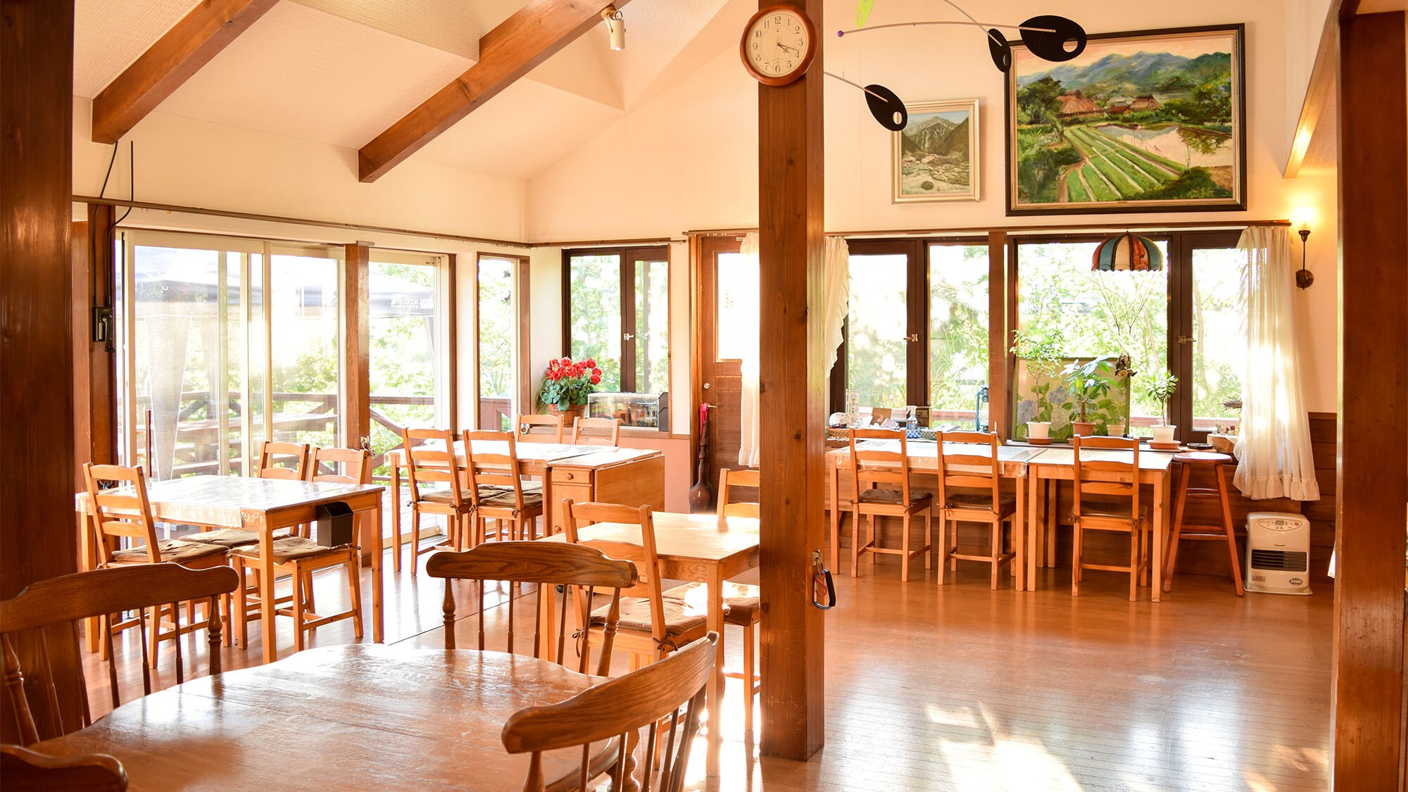 ・ A bright dining room where pets can enter