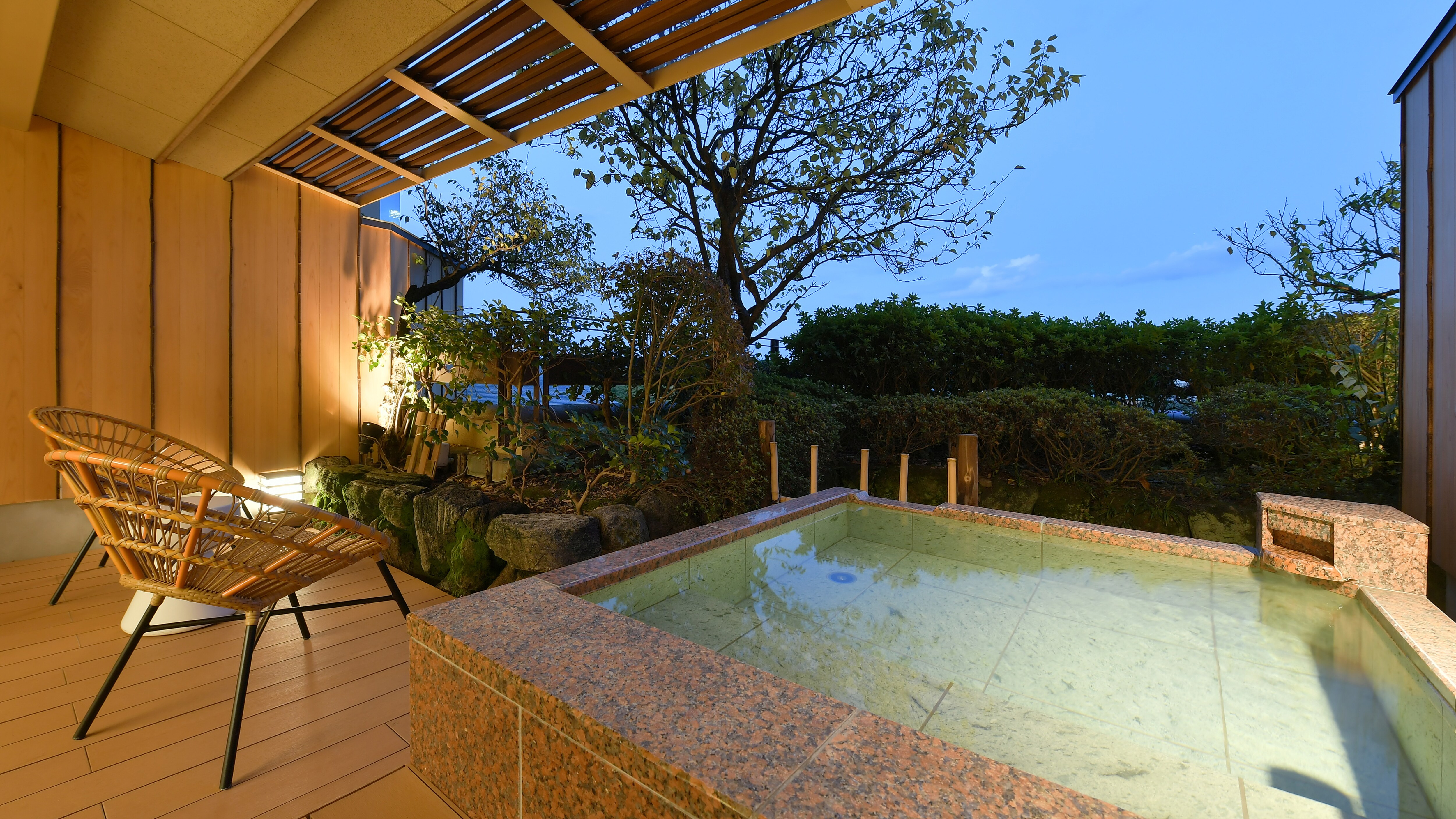 Japanese-style room with 12.5 tatami mats and an open-air bath (hot spring: circulating filtration type)