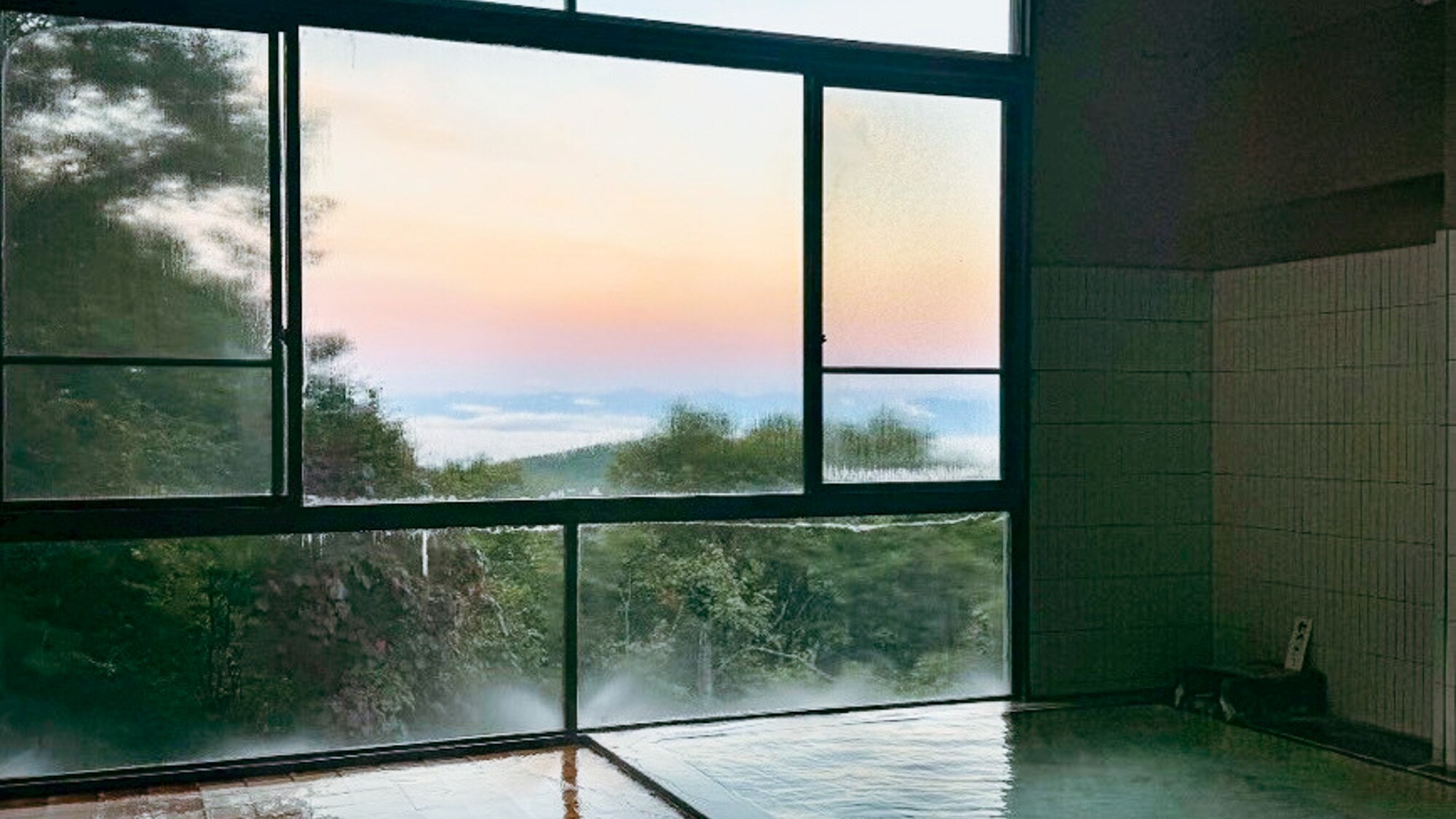 100% 天然溫泉，溫泉水漂浮在水面上