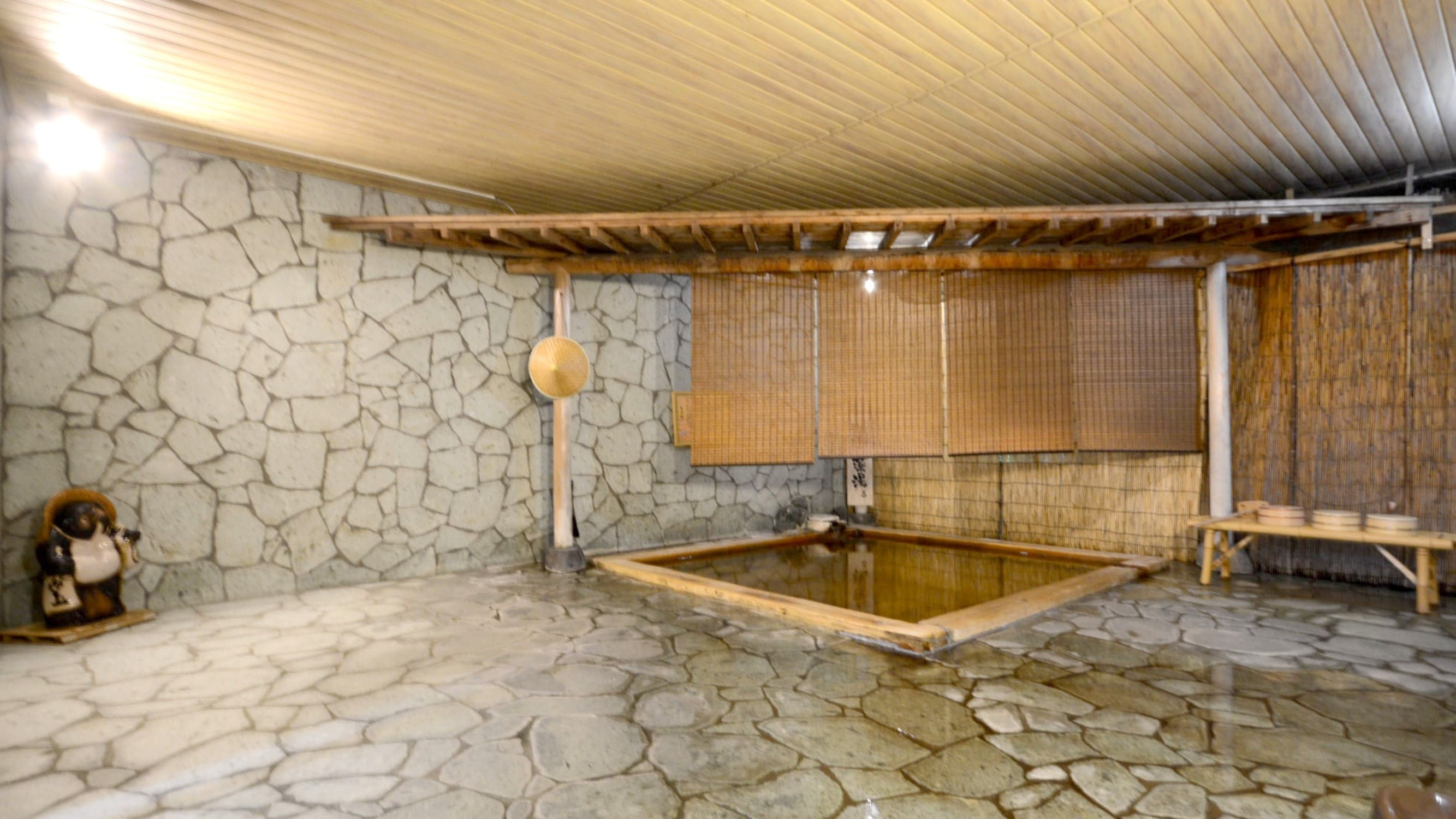 Private semi-open-air bath Tsuki no Yu (cypress bath)