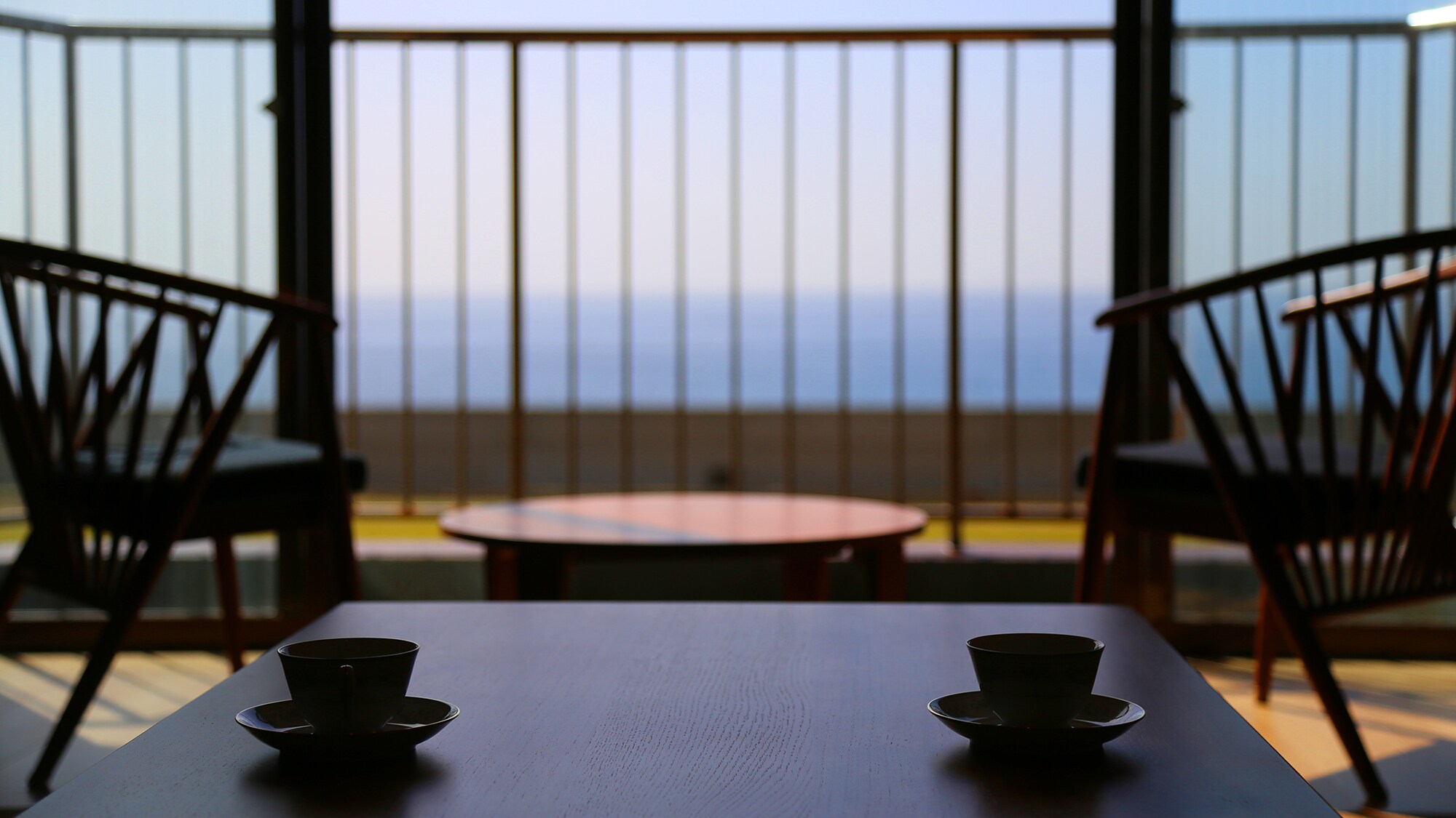 [Guest room image] <All rooms have ocean views> Relax in a room where the sounds of the waves echo soothingly.