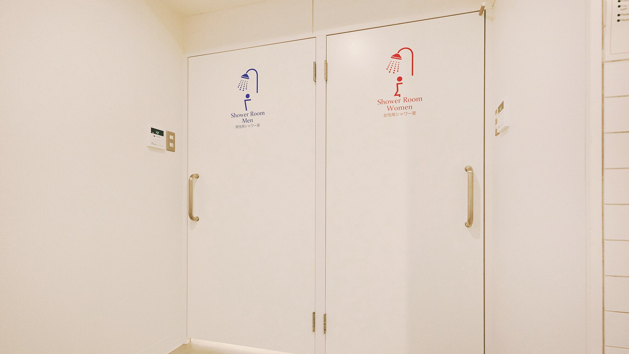 ・【共用淋浴間】男女分開的熱水淋浴間，24小時開放。