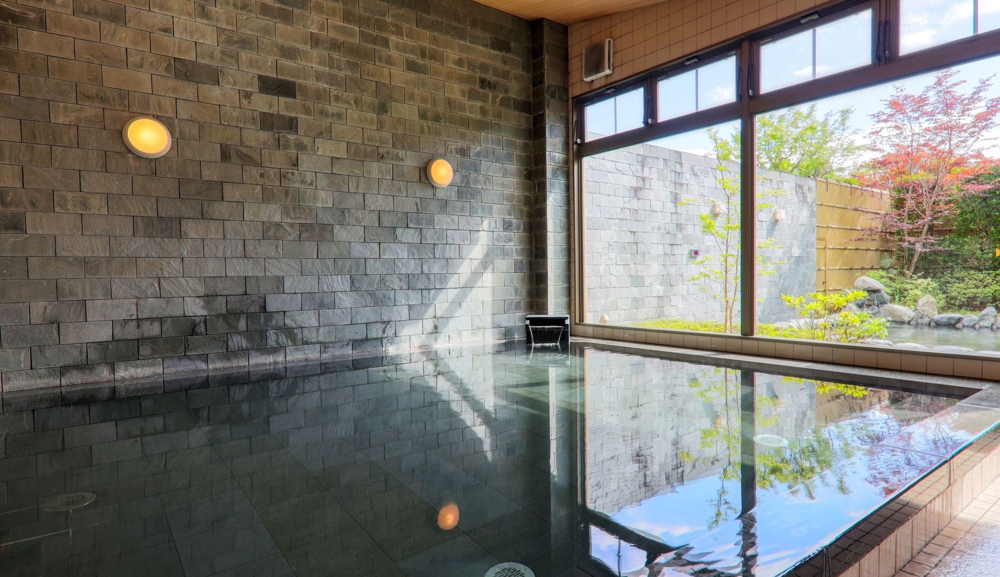 [Indoor bath] Fuji lava stones are spread all over in the Hiba tree bathtub, and you can enjoy both the hot spring ingredients and the lava stone ingredients.