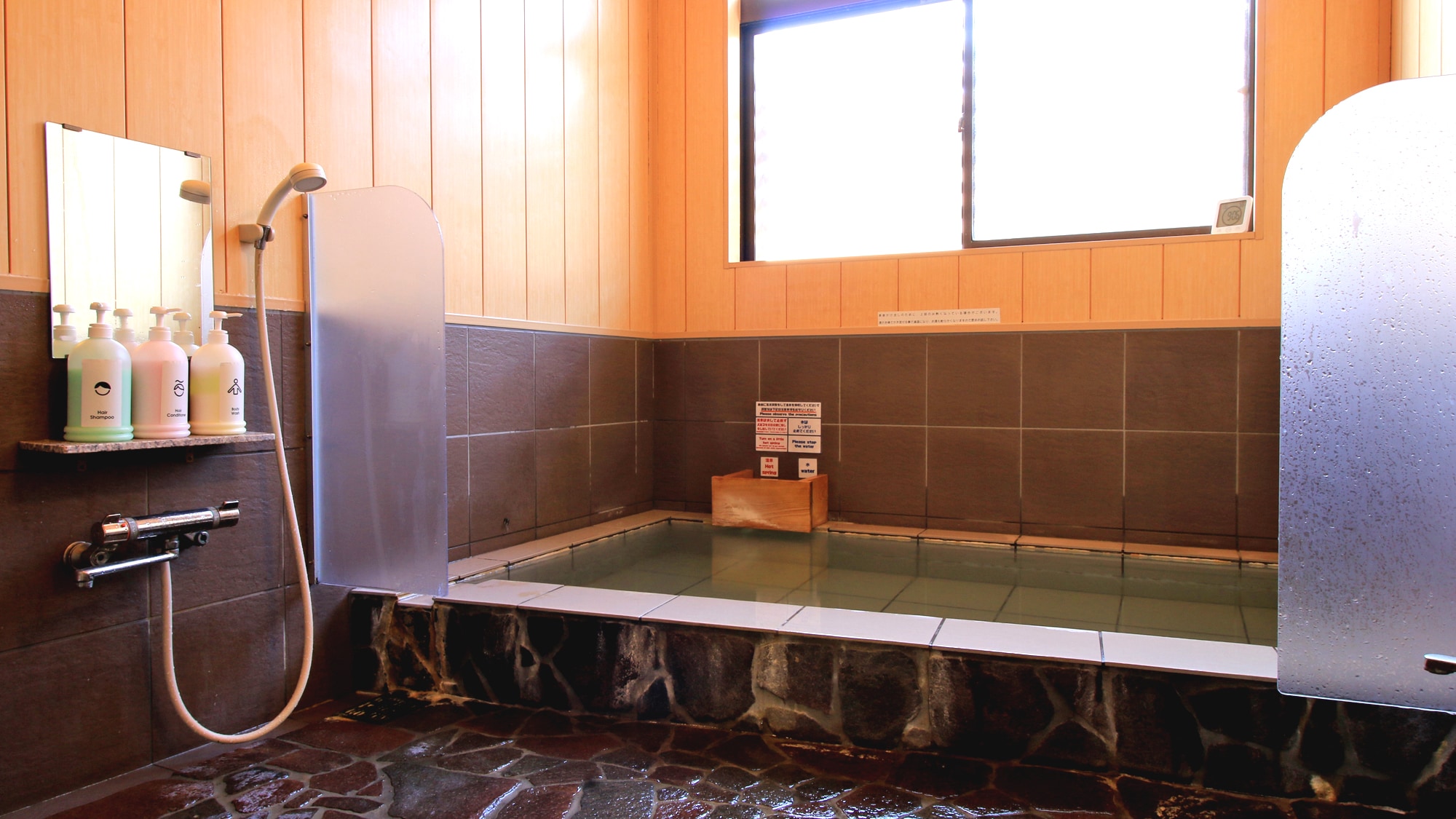 The source of this hot spring is "Muro no Yu," which has the oldest history recorded in the Nihon Shoki!