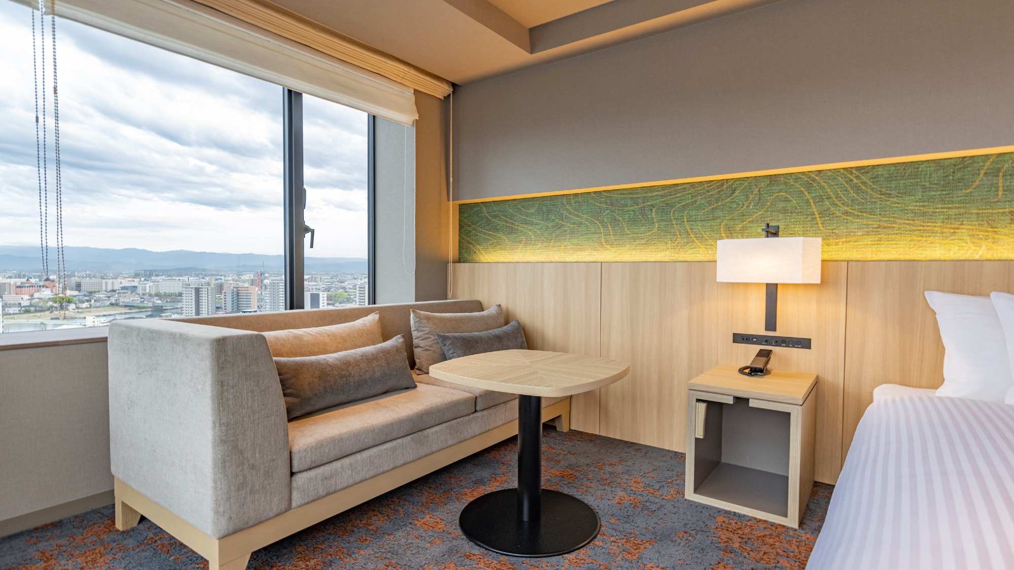 [Deluxe corner king] You can see the cityscape of Kumamoto while relaxing on the sofa.