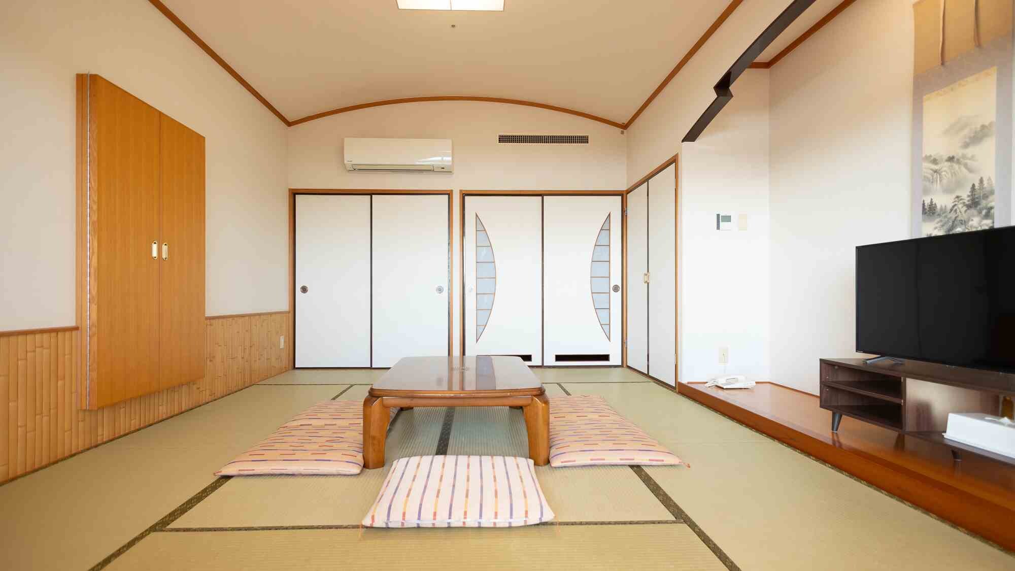 [Main building] Japanese-style room, 10 tatami mats, with the window behind