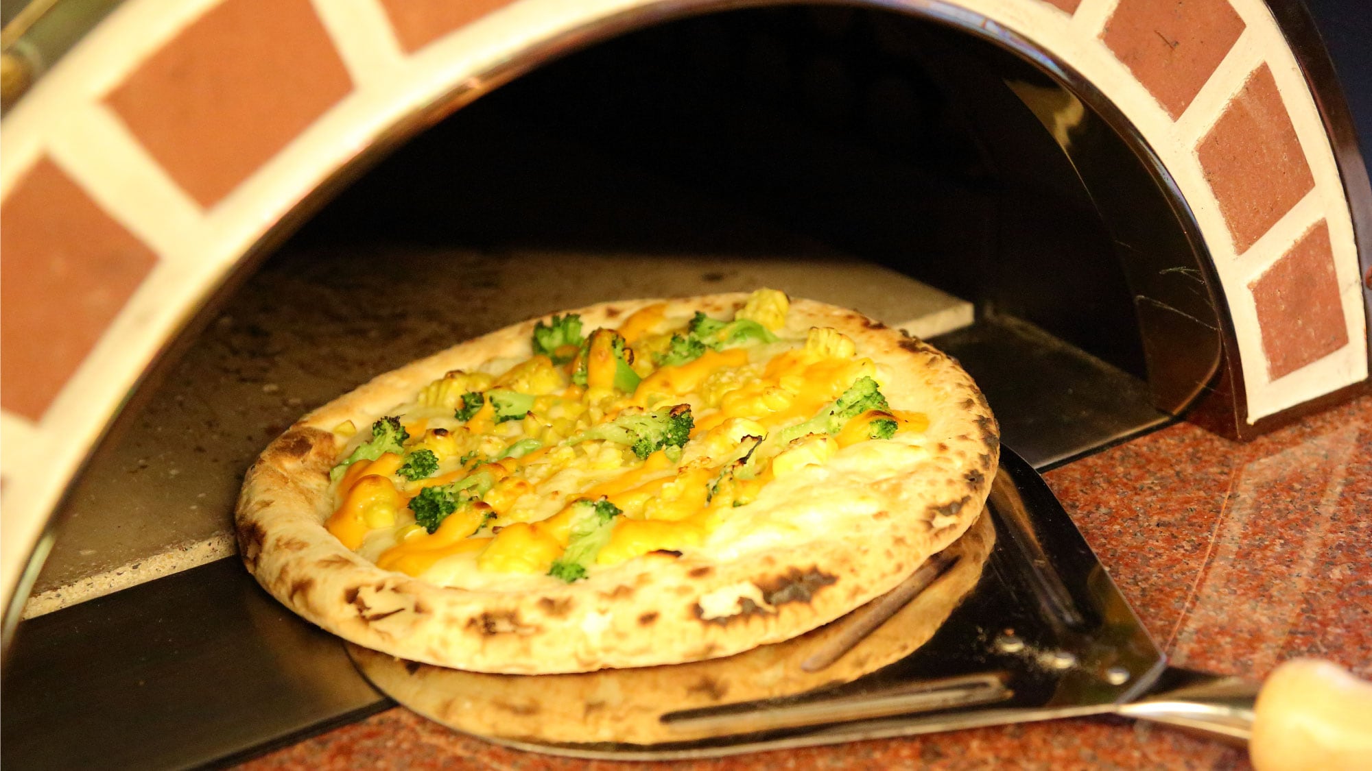 [Kiln-baked pizza made with rice flour produced in Niigata Prefecture] Authentic pizza made with rice flour dough produced in Niigata Prefecture and topped with ingredients produced in the prefecture.