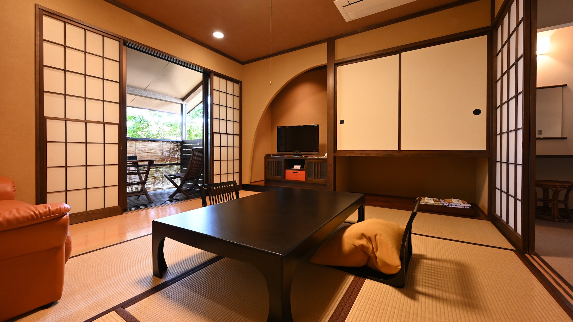 Japanese-Western style room (8 tatami mats + twin room)