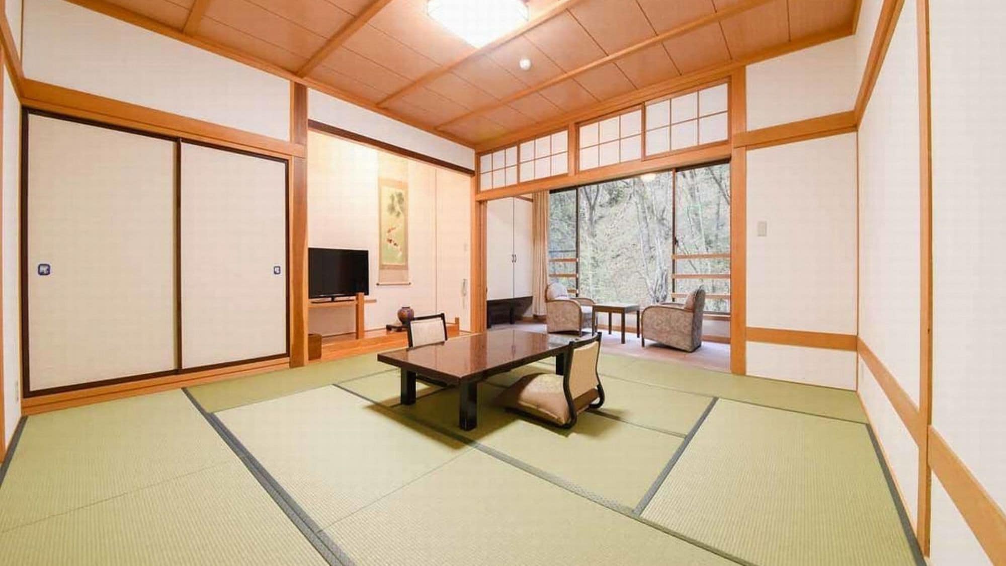 [Example of Japanese-style room in the main building] You can see the scenery of each season
