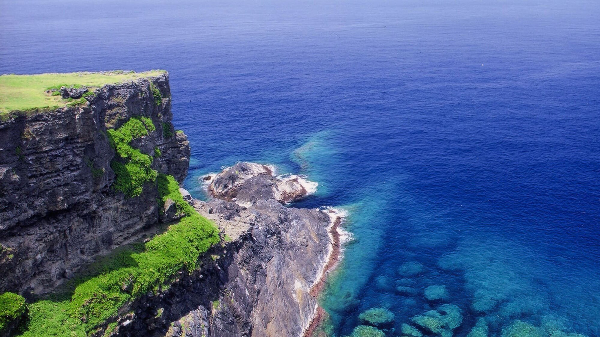・【Takai Cape】The emerald green ocean seen from the 51m high cliff cape is a spectacular sight.