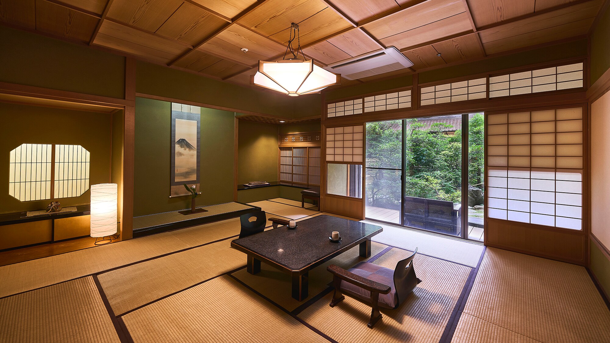 [Yoro Room: Terrace Suite] A room facing the Japanese garden. Enjoy the view, and we also recommend taking a stroll around the garden.