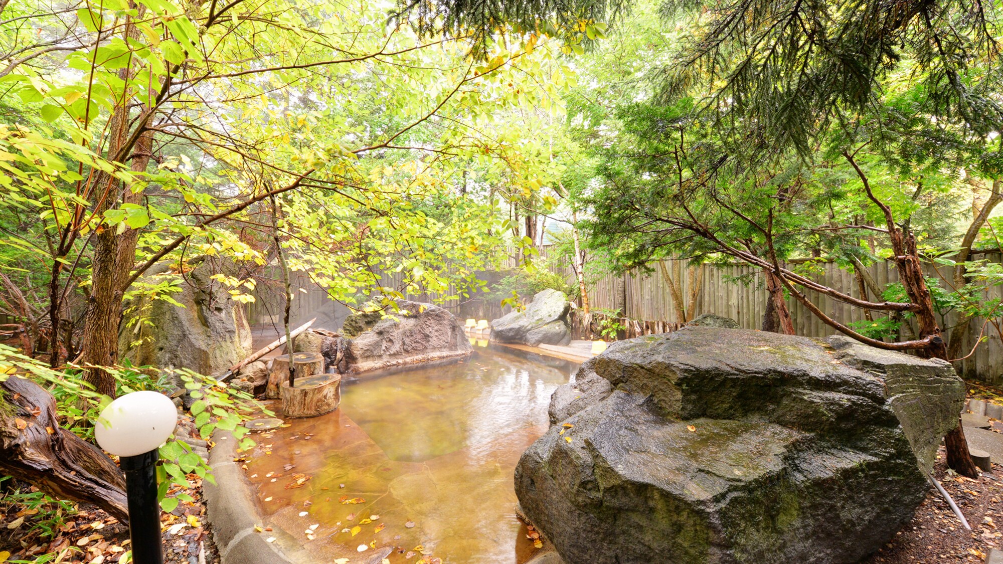 ※混合露天浴池「枯山水」/可以眺望硫黃山的開闊感的露天浴池。這裡有大塊岩石，非常適合混合沐浴初學者。