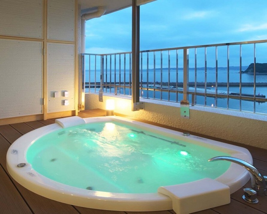 Rooms with open-air jet baths