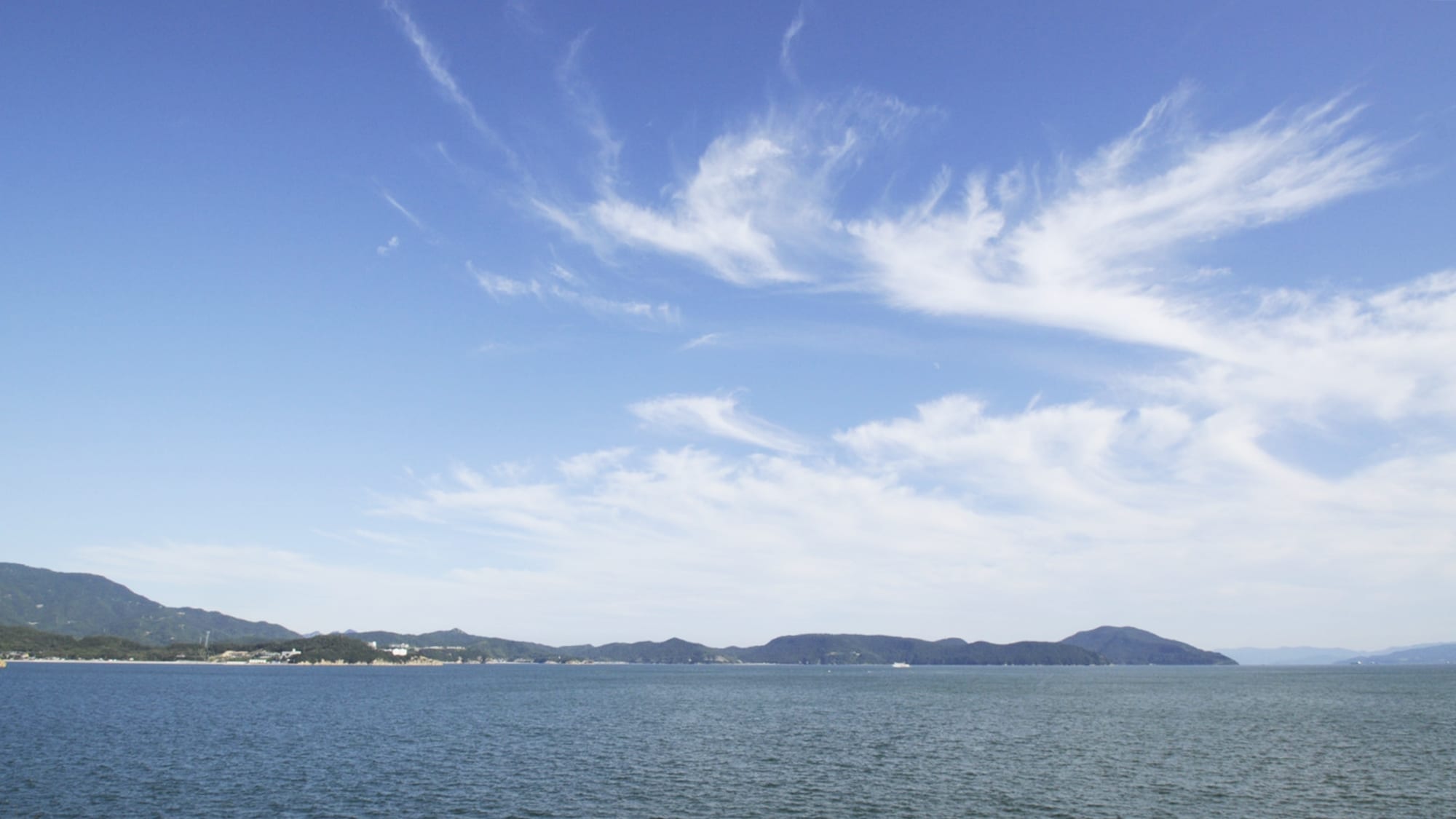 *[Scenery around the area] The blue sea of the Seto Inland Sea spreads out before you.