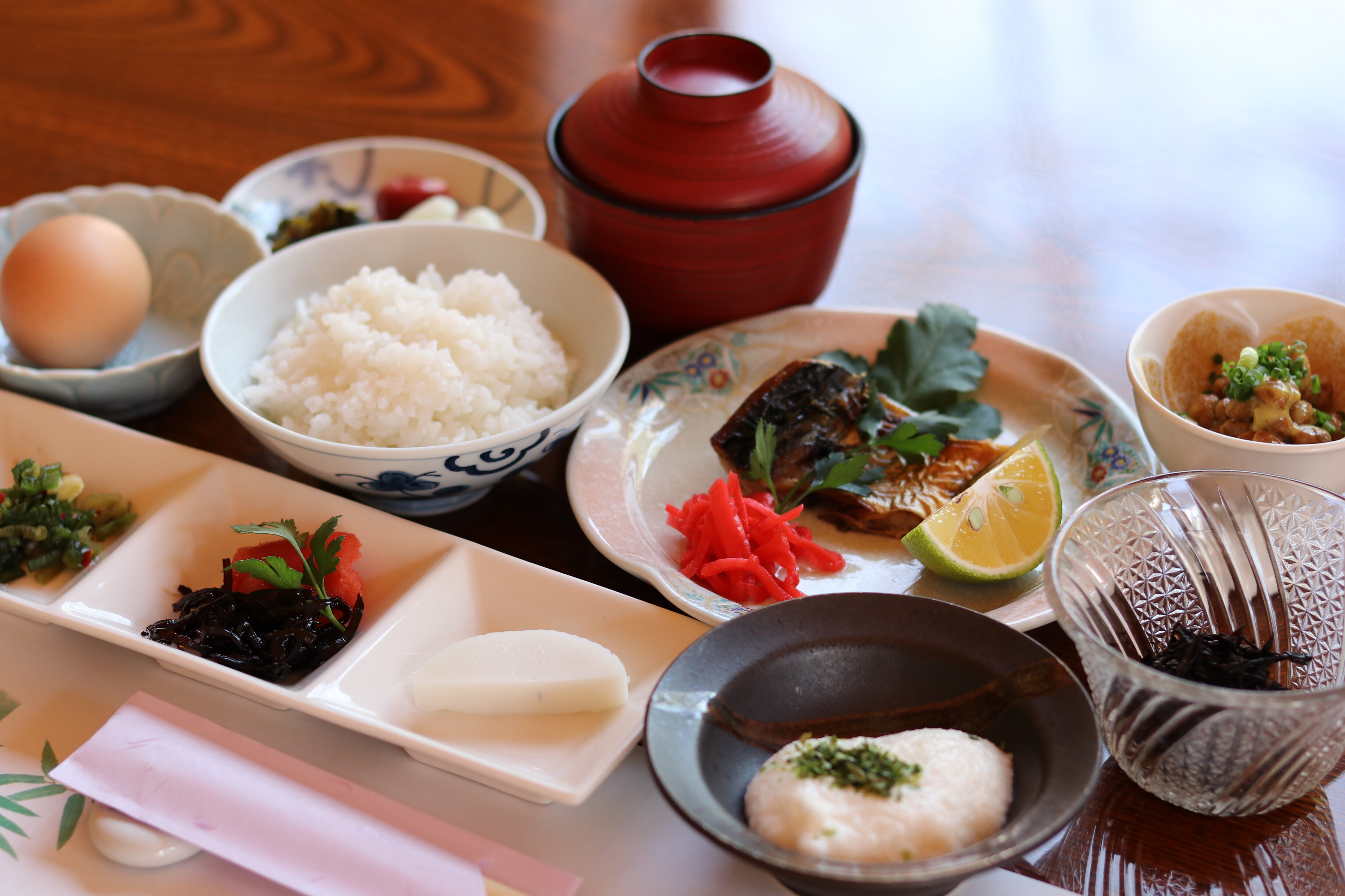 An example of breakfast: Delicious rice with freshly cooked eggs is delicious.