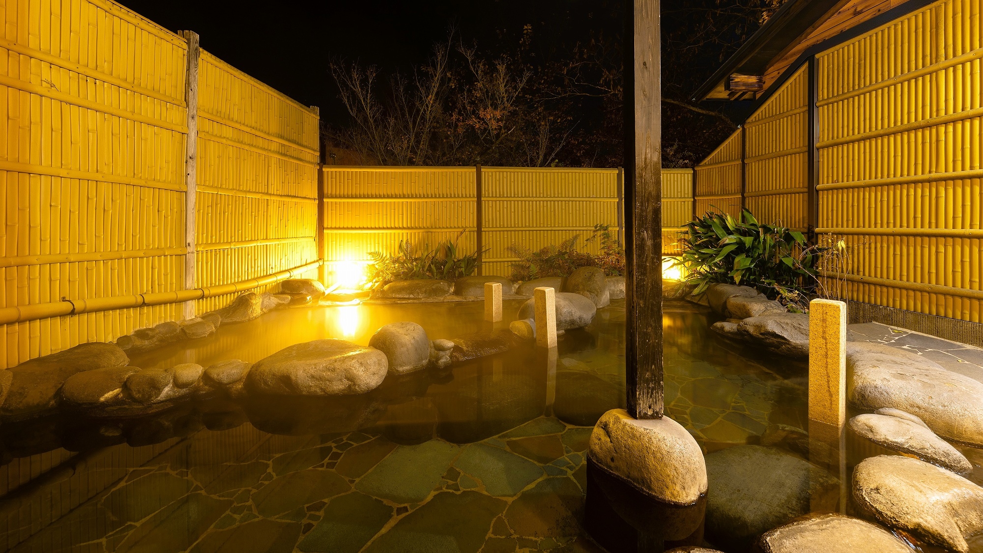 The open-air bath at night has a different atmosphere than during the day.