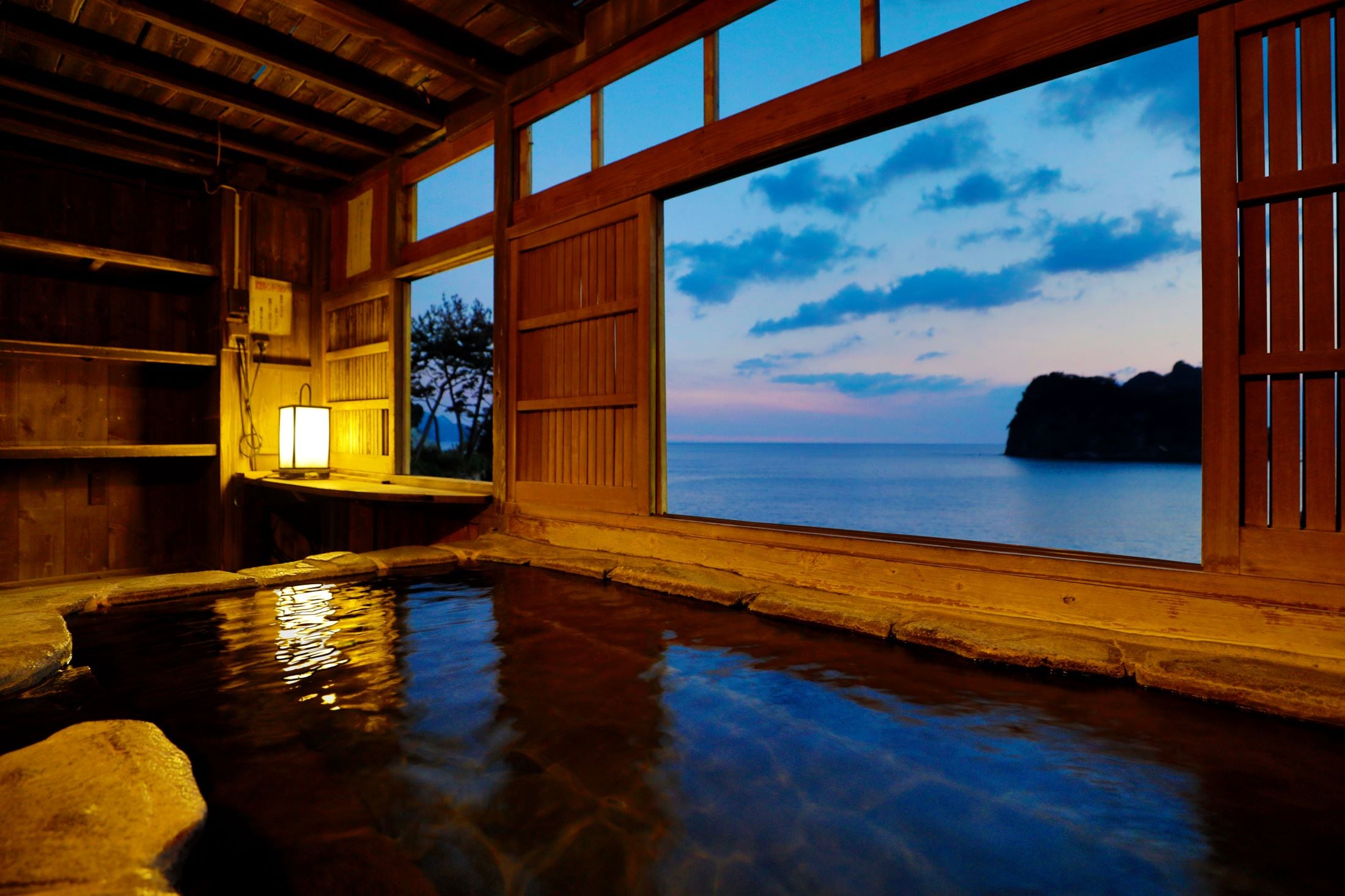 Private bath [Danran] | This spacious private bath is popular with families. It is especially recommended at dusk.