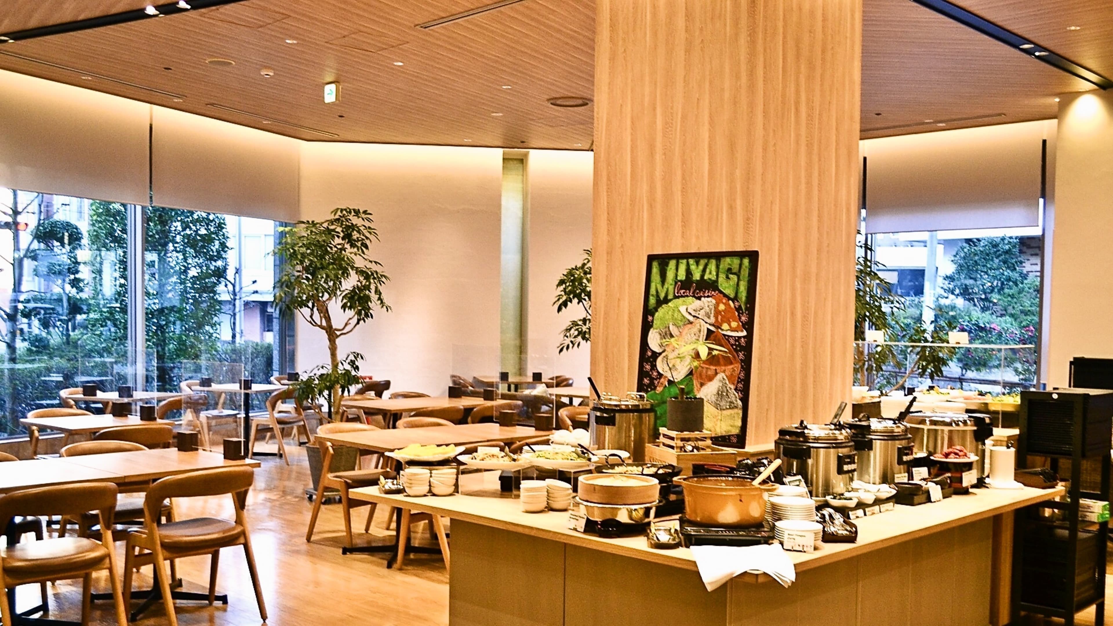 您可以在 2022 年重新裝修的開放式大廳餐廳享用早餐。