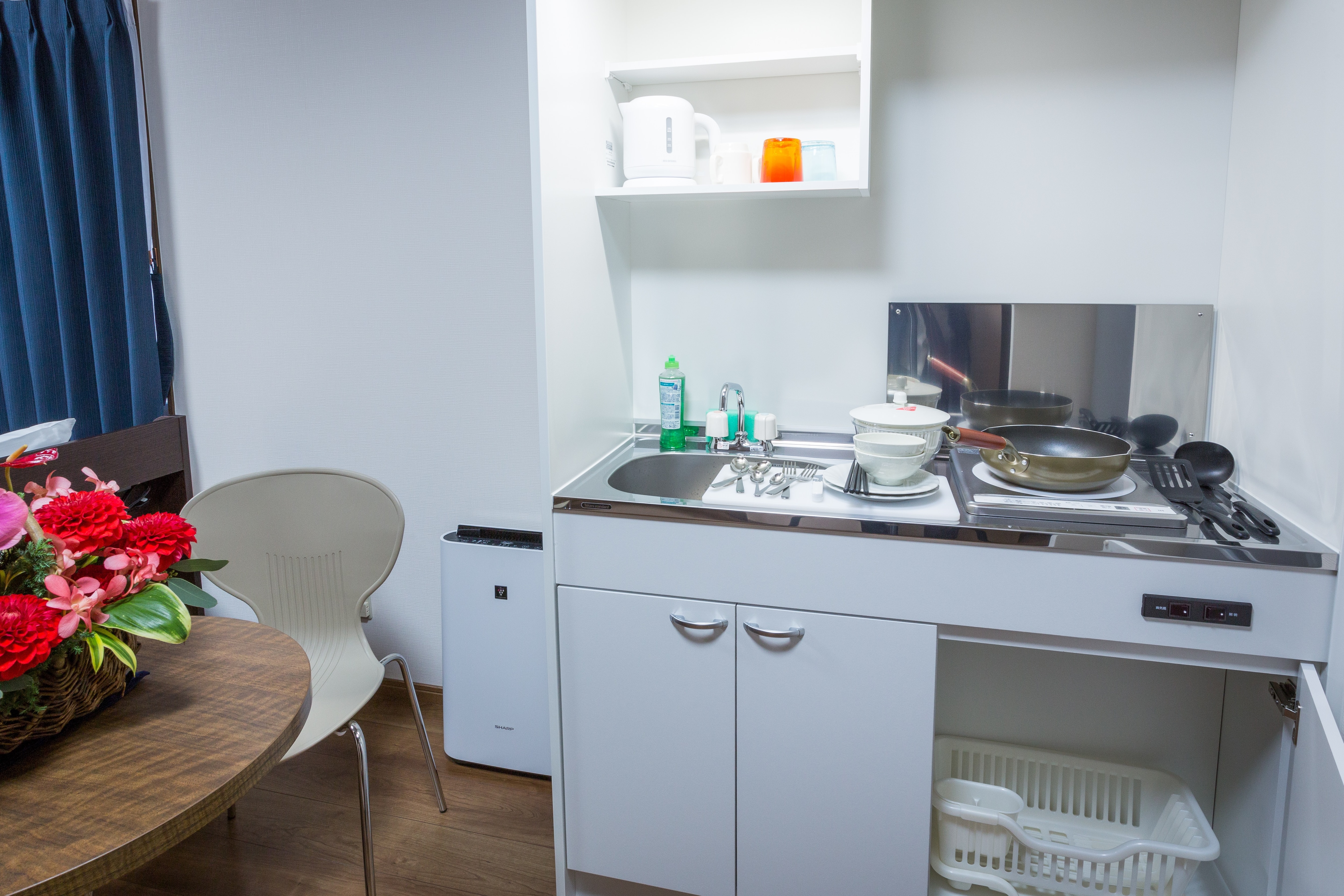 [Common to all rooms] IH kitchen, cooking utensils and tableware are stored under the stove.