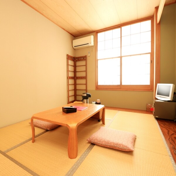 A relaxing space. A 6 tatami Japanese-style room facing south with a view of Lake Hamana.