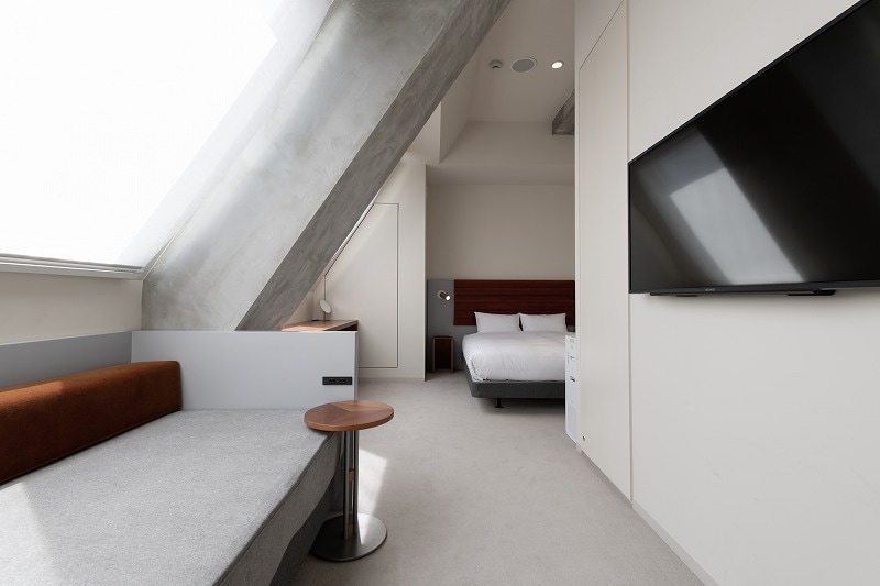 Moderate / Top light (accommodates up to 3 people)