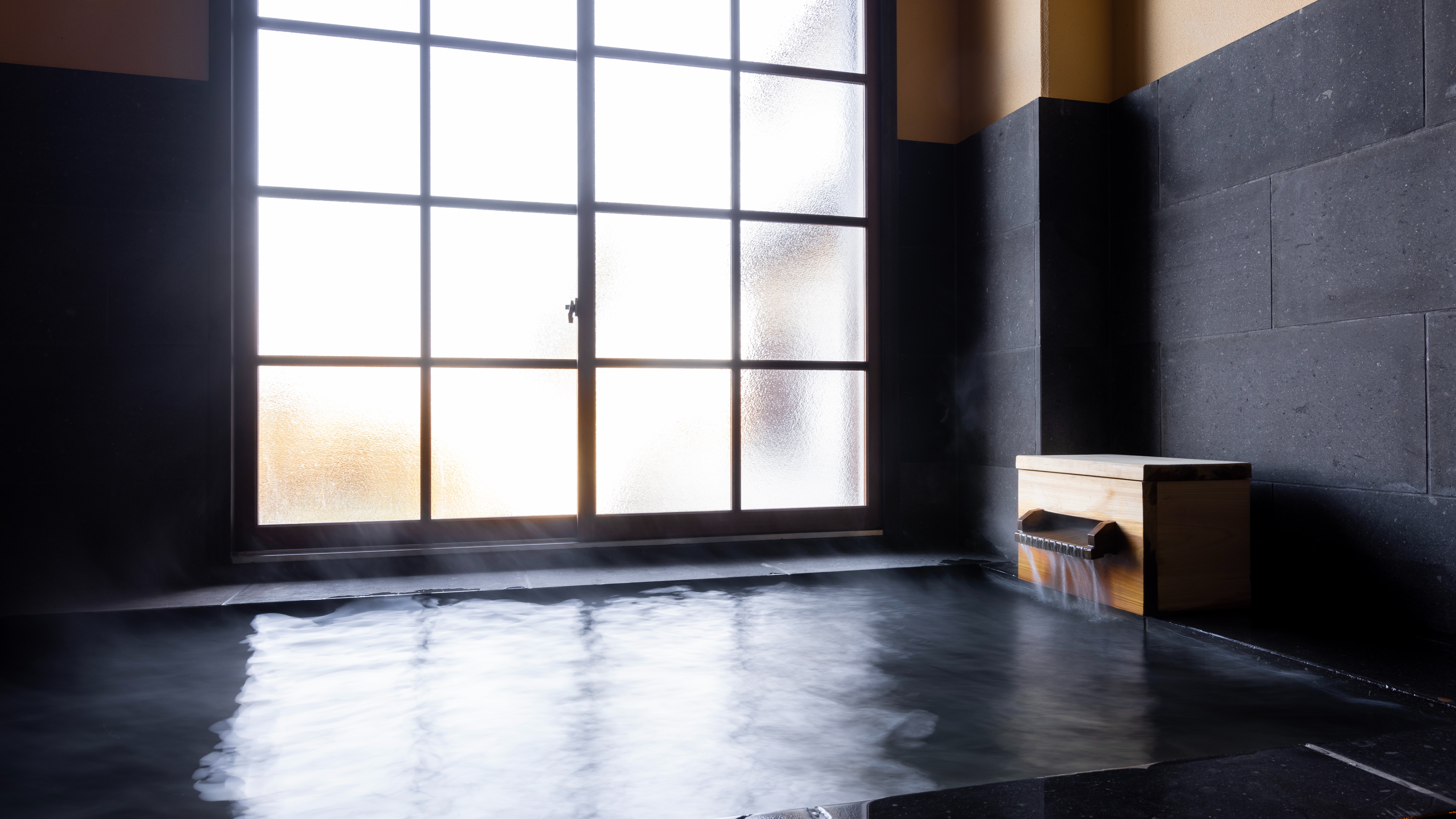Open the window and it becomes a semi-open-air bath. Immerse yourself in the extraordinary on a hot spring trip (Main building 1st floor Family bath SENRYOU)