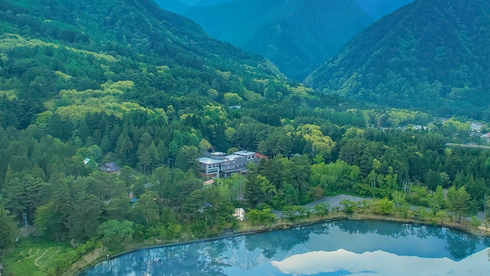 *[Exterior] Suzuran Hayate is located on the shores of Lake Onuma at the foot of the Alps. Take a deep breath of the clear air in the midst of nature.