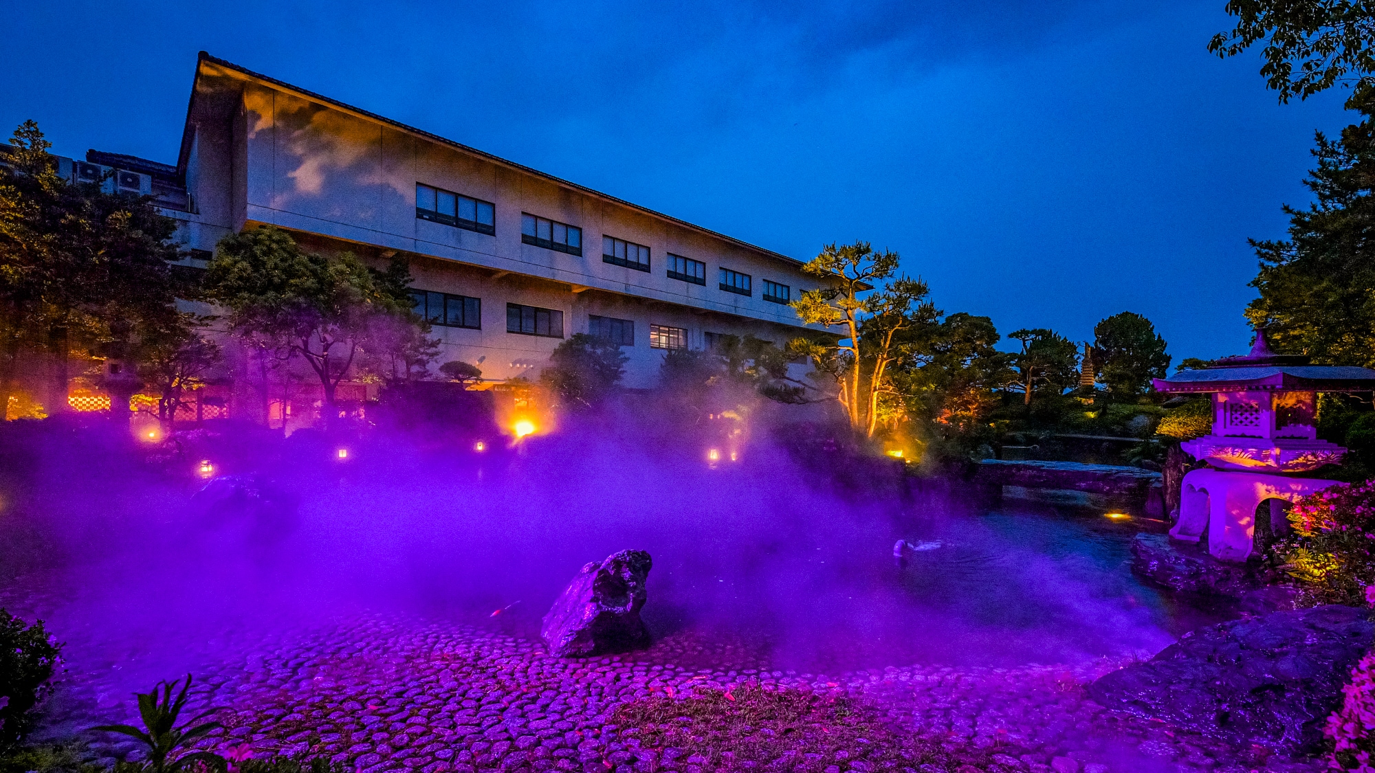 【外観】回遊庭園〜夕方からはライトアップとキリの競演をお楽しみいただけます（荒天時中止）〜