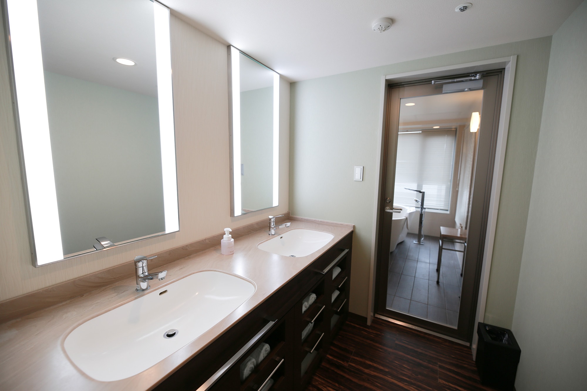 Deluxe Twin Room/Premier Twin Room Washroom