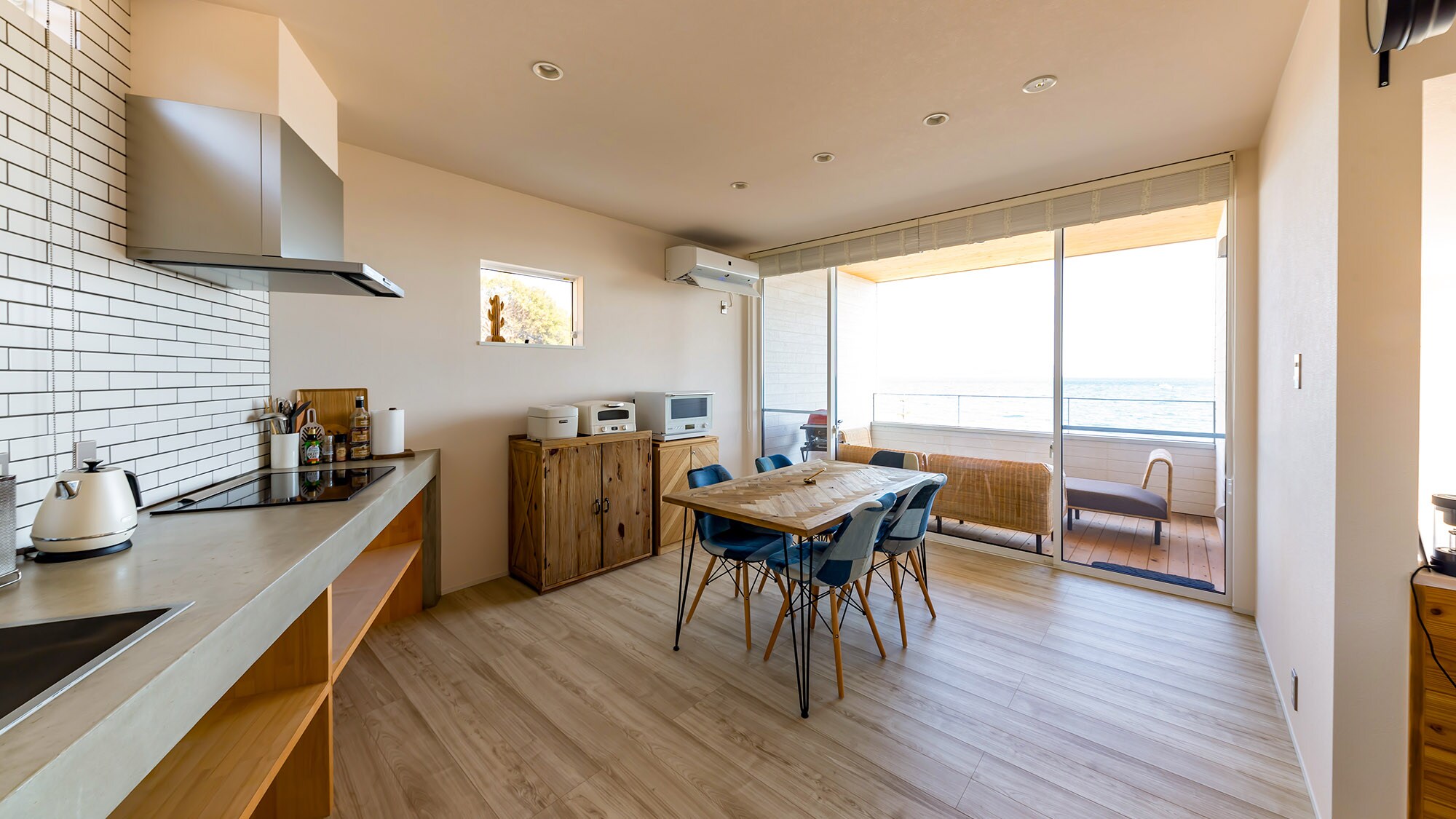 ・Dining kitchen where you can eat while looking out at the sea