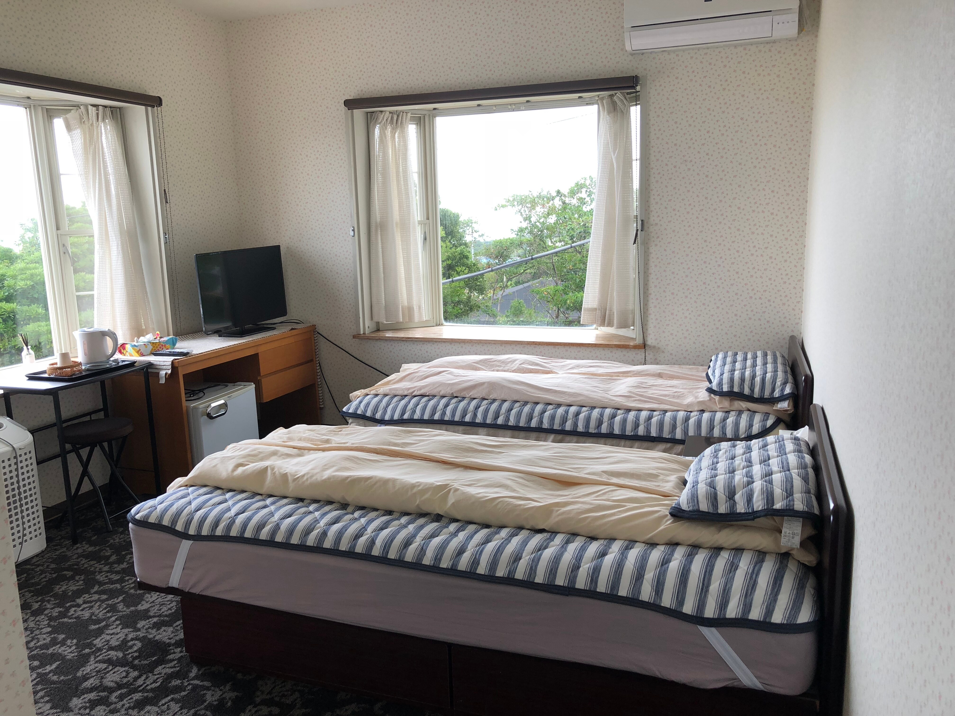 Twin room with bathroom and toilet